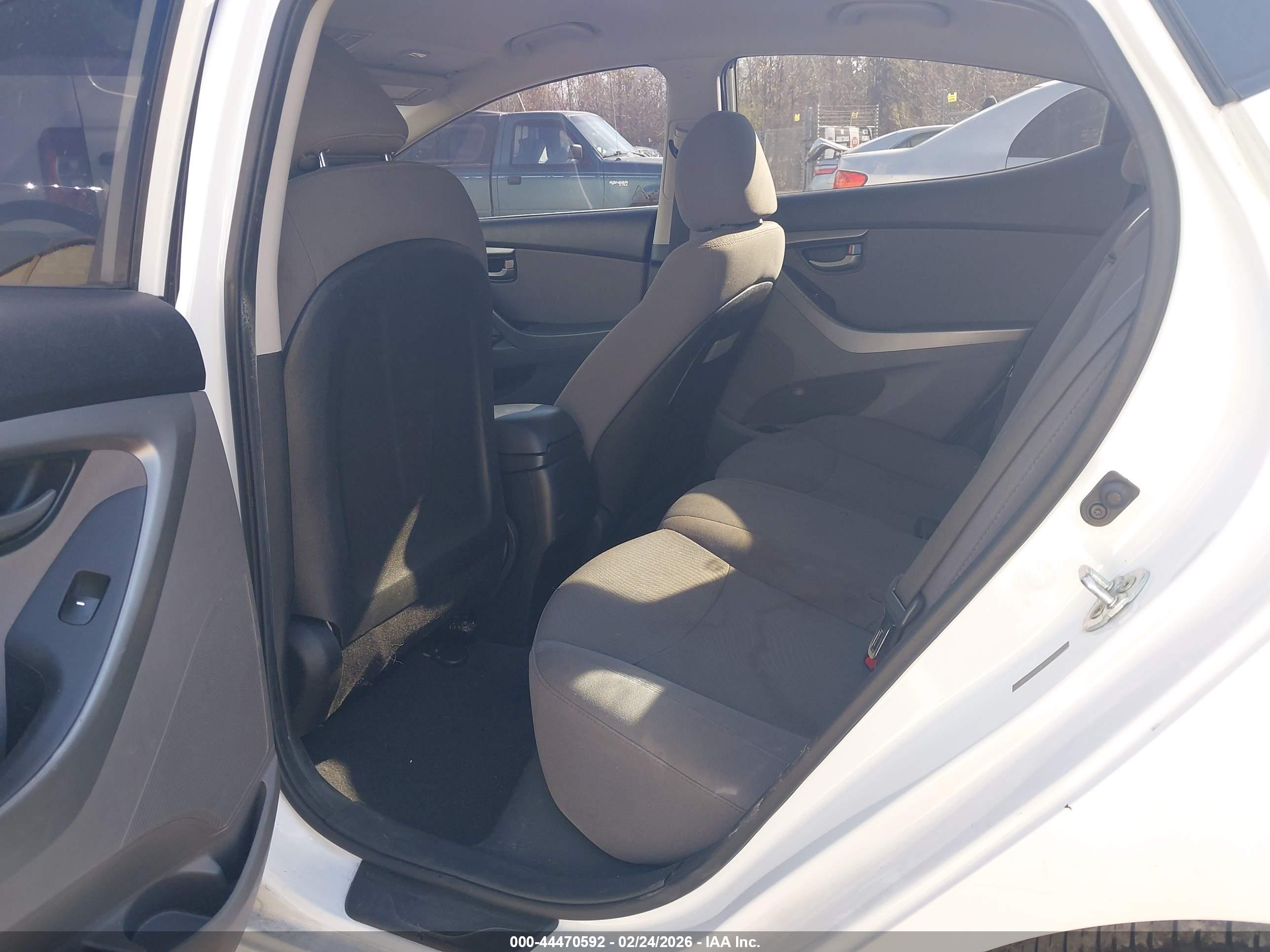 HYUNDAI ELANTRA image 8