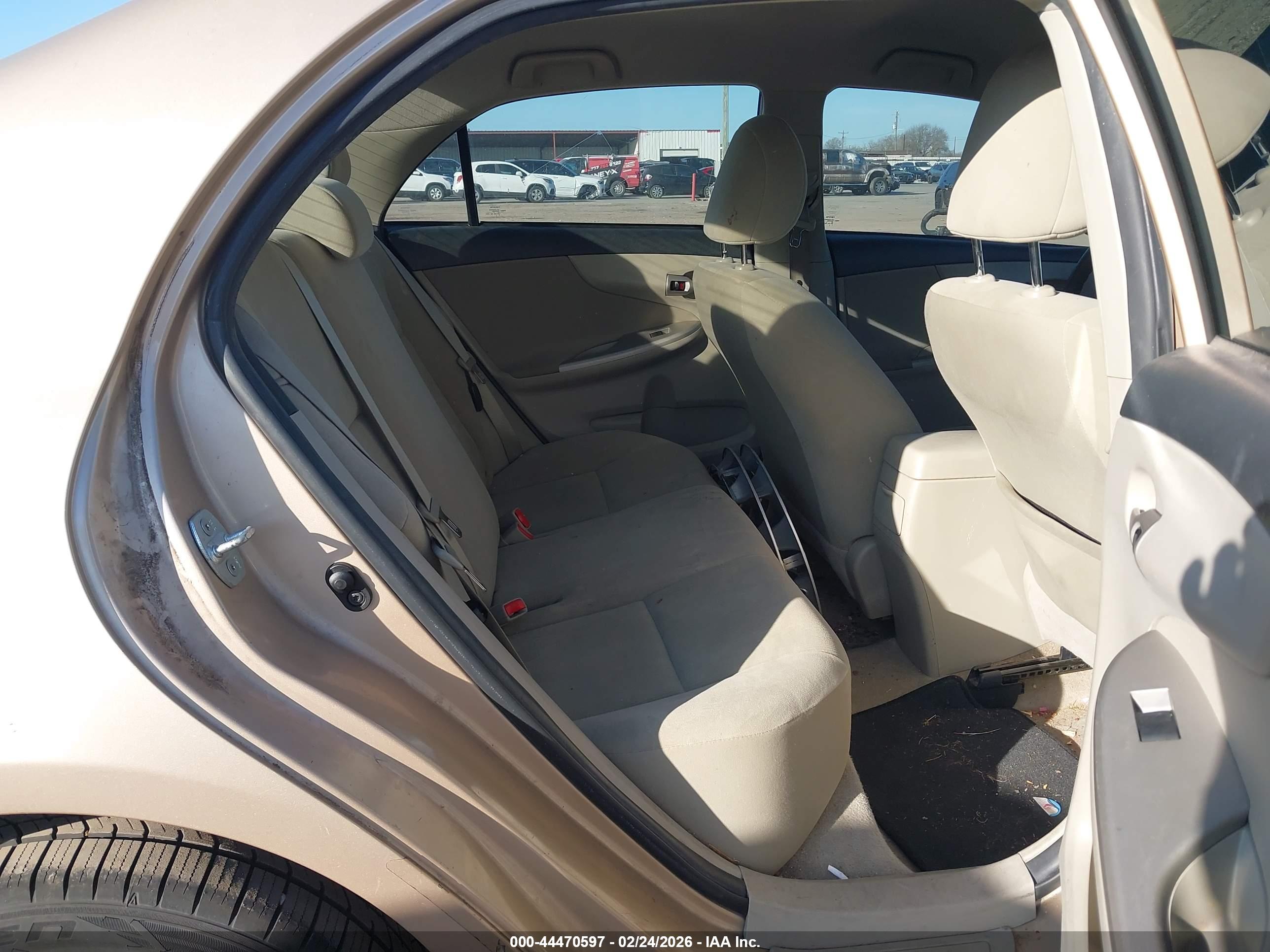TOYOTA COROLLA image 8