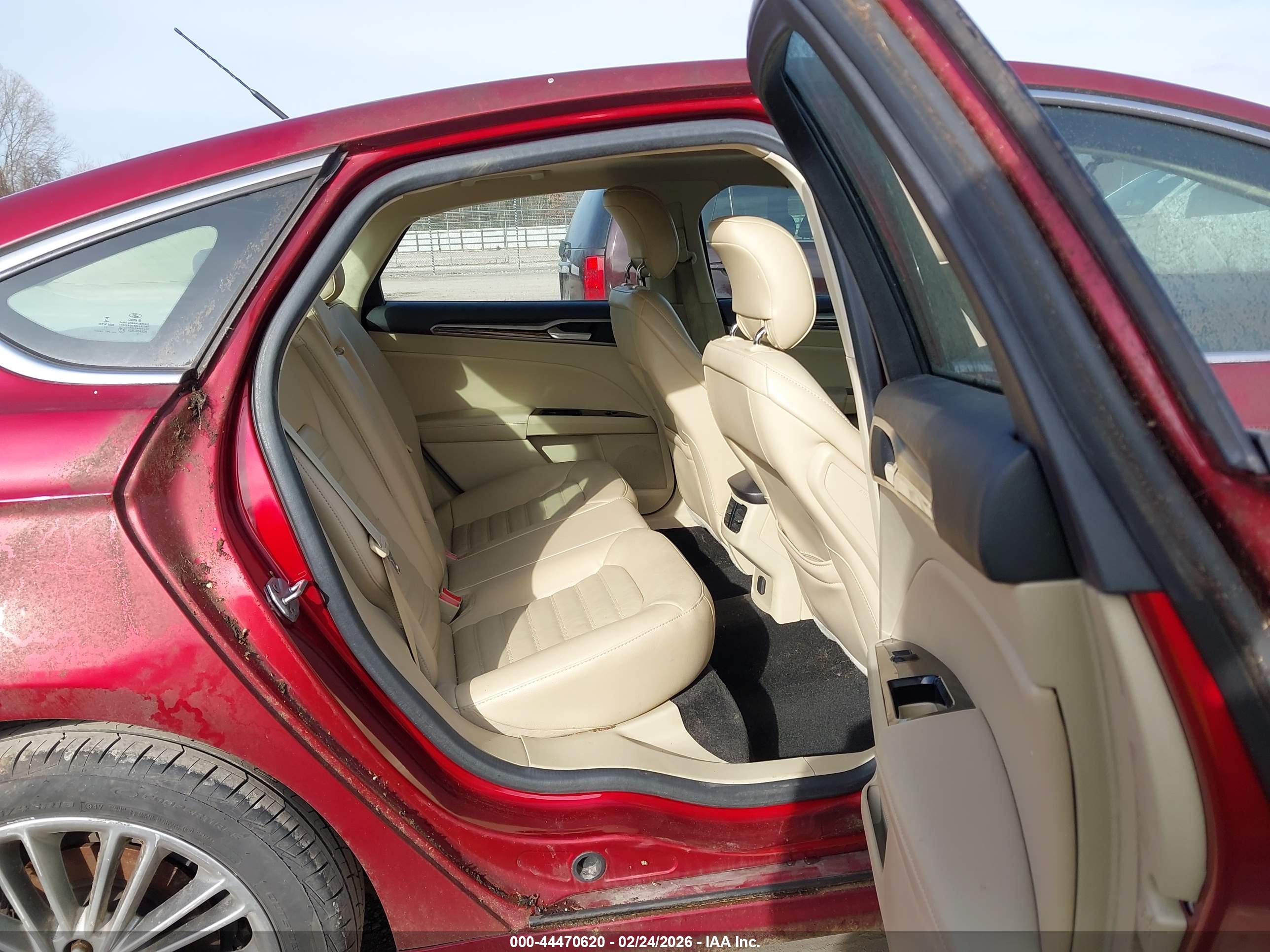 FORD FUSION image 8