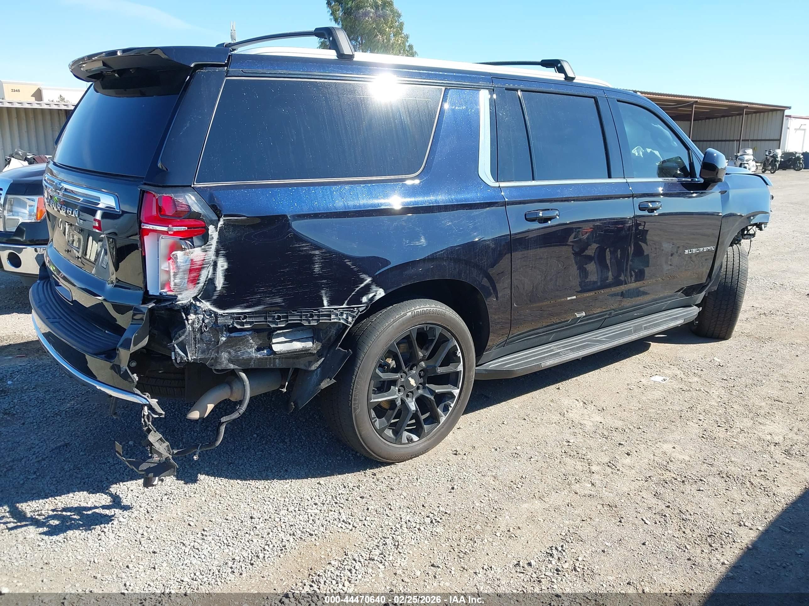 CHEVROLET SUBURBAN image 4