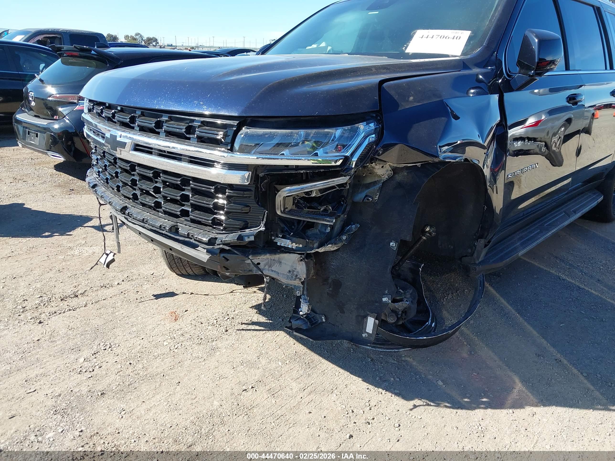 CHEVROLET SUBURBAN image 6
