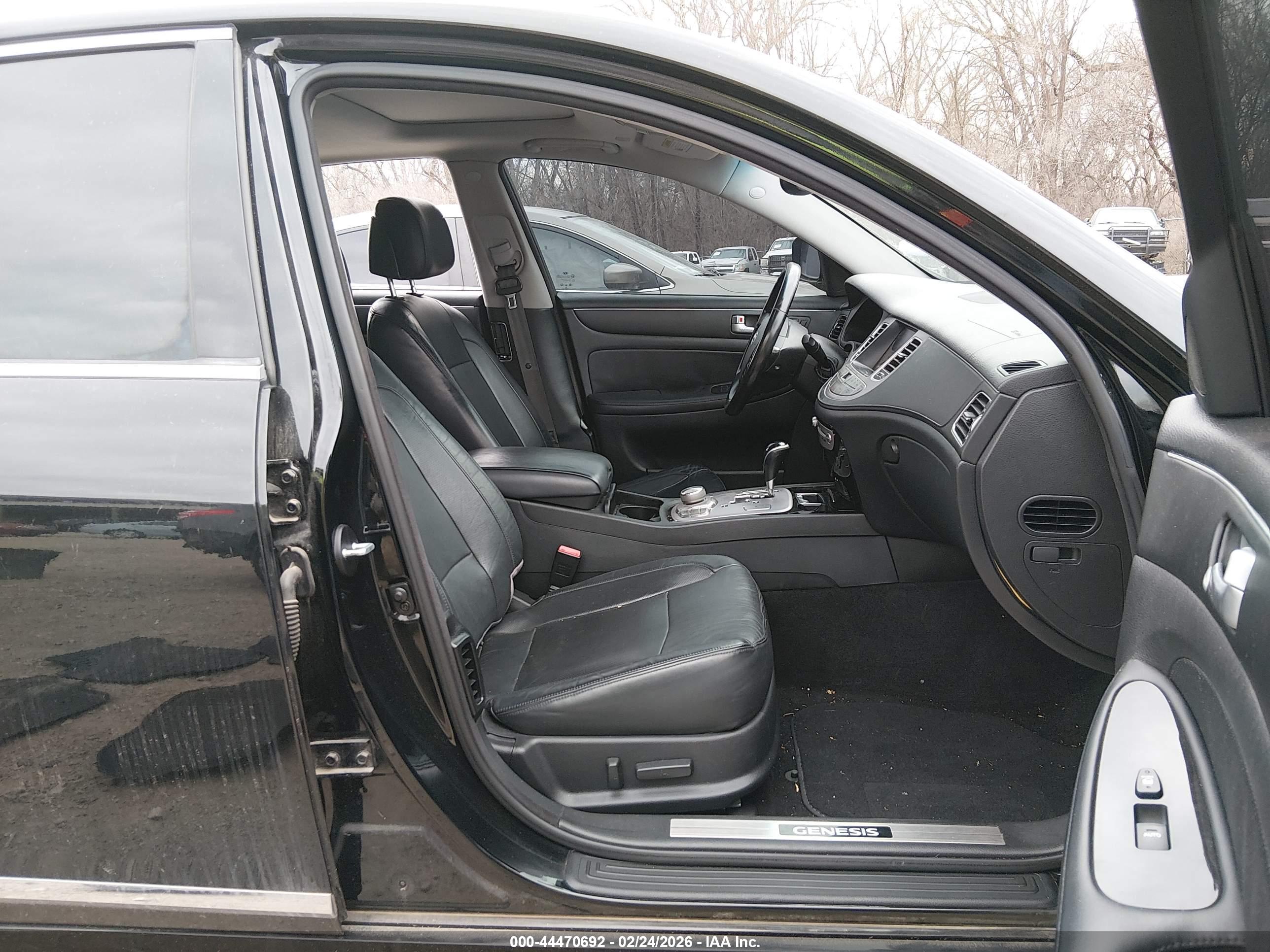 HYUNDAI GENESIS image 5