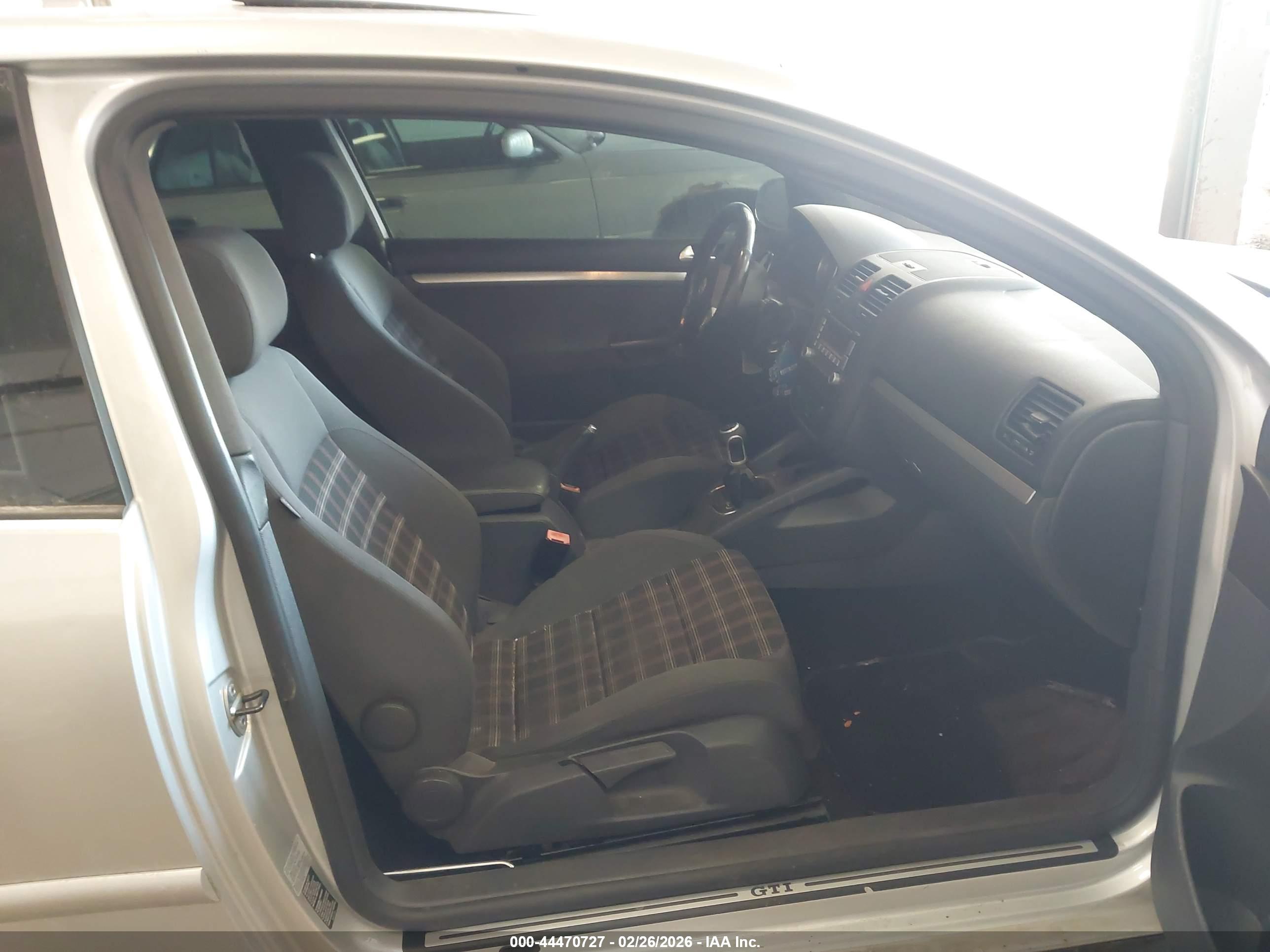 VOLKSWAGEN GTI image 5