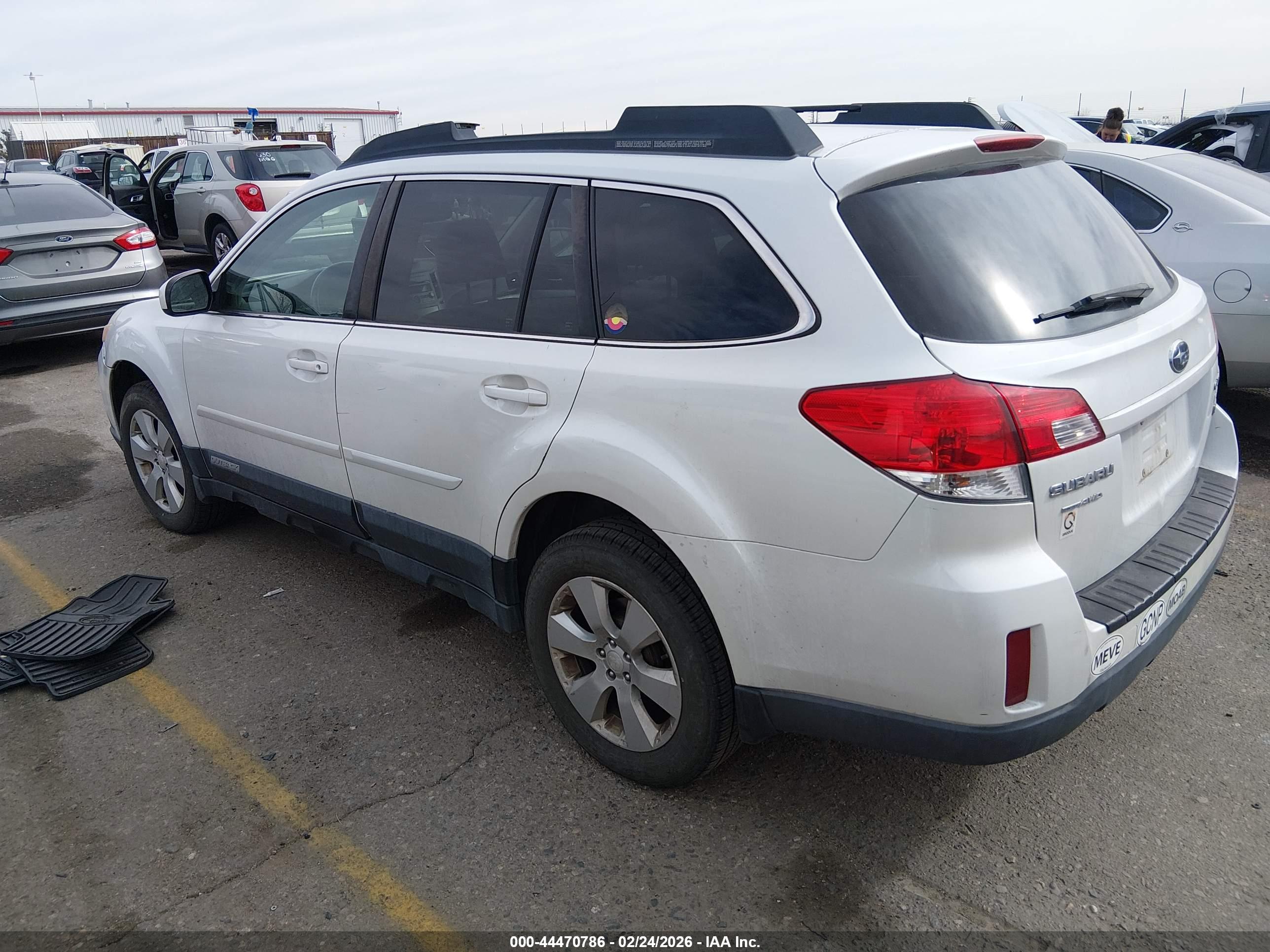 SUBARU OUTBACK image 2