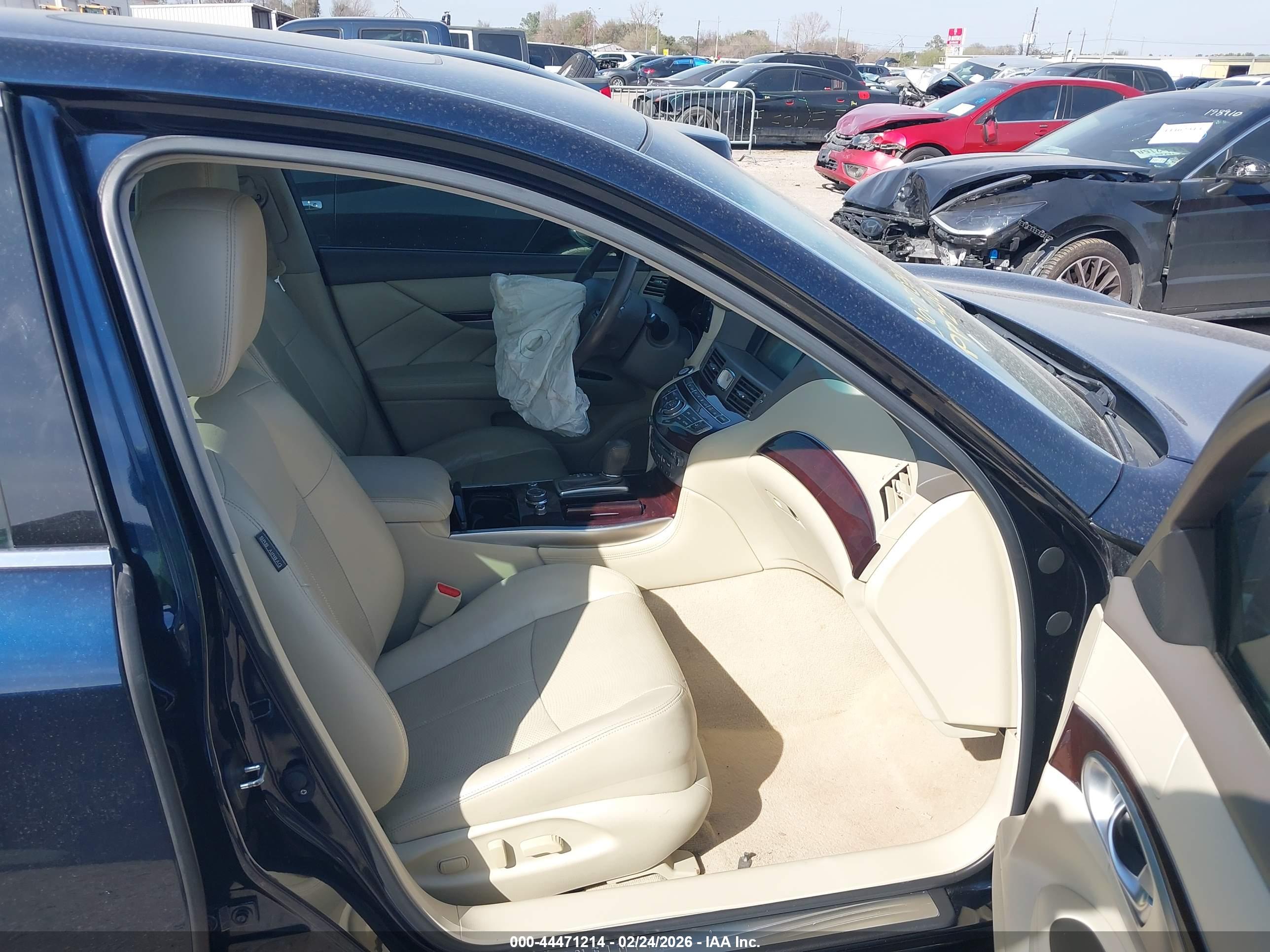 INFINITI Q70 image 5