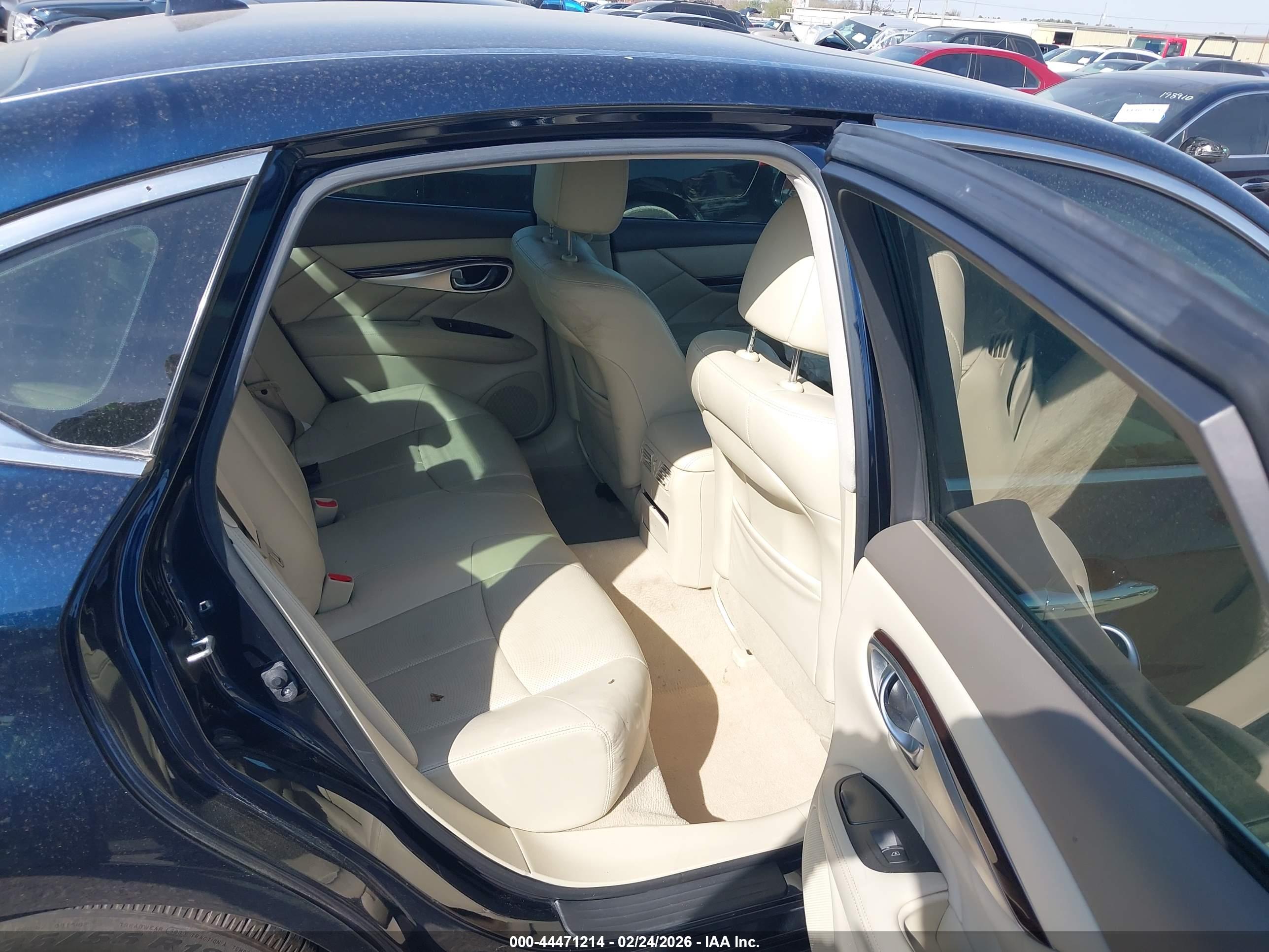 INFINITI Q70 image 8