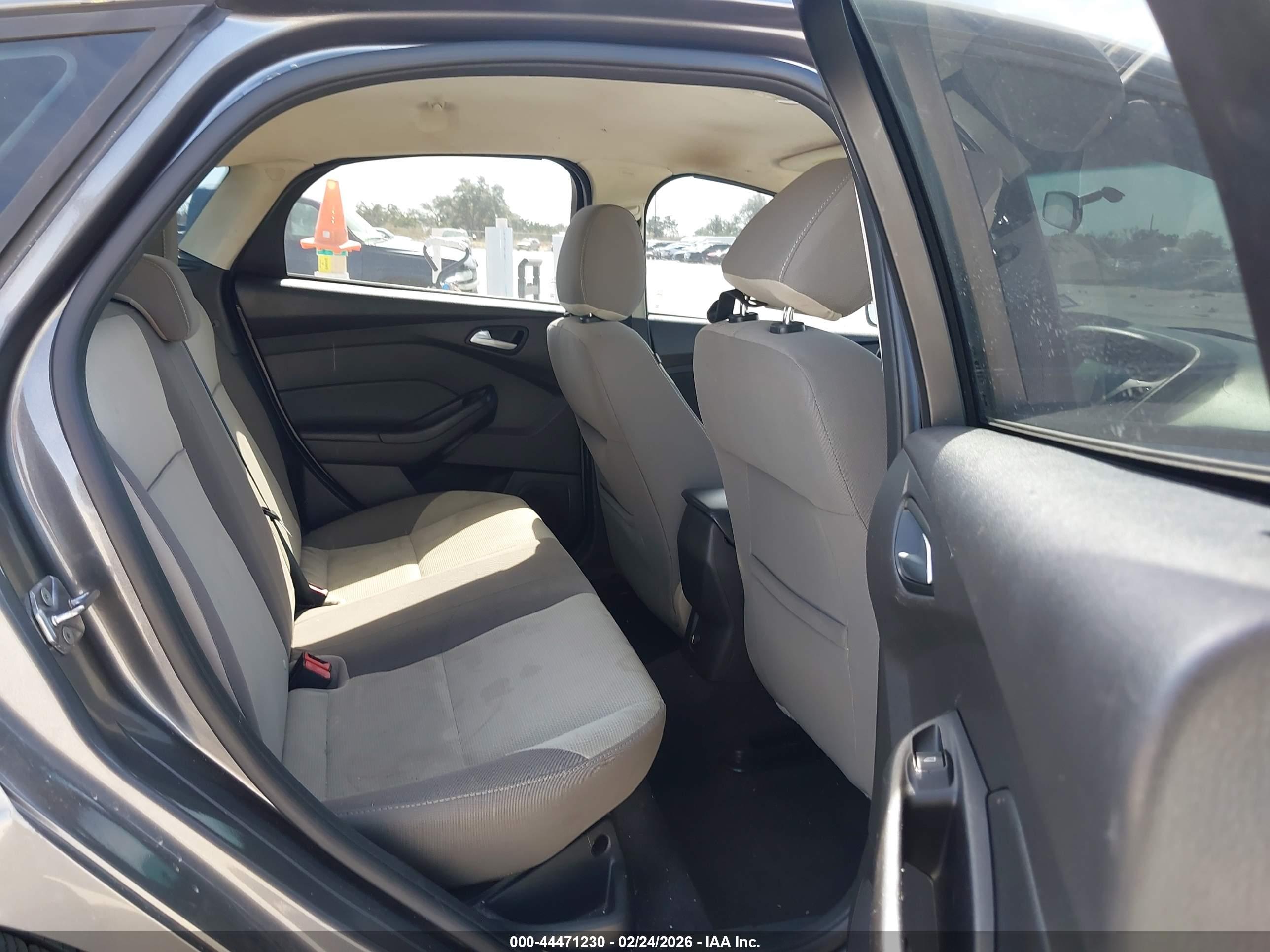 FORD FOCUS image 8