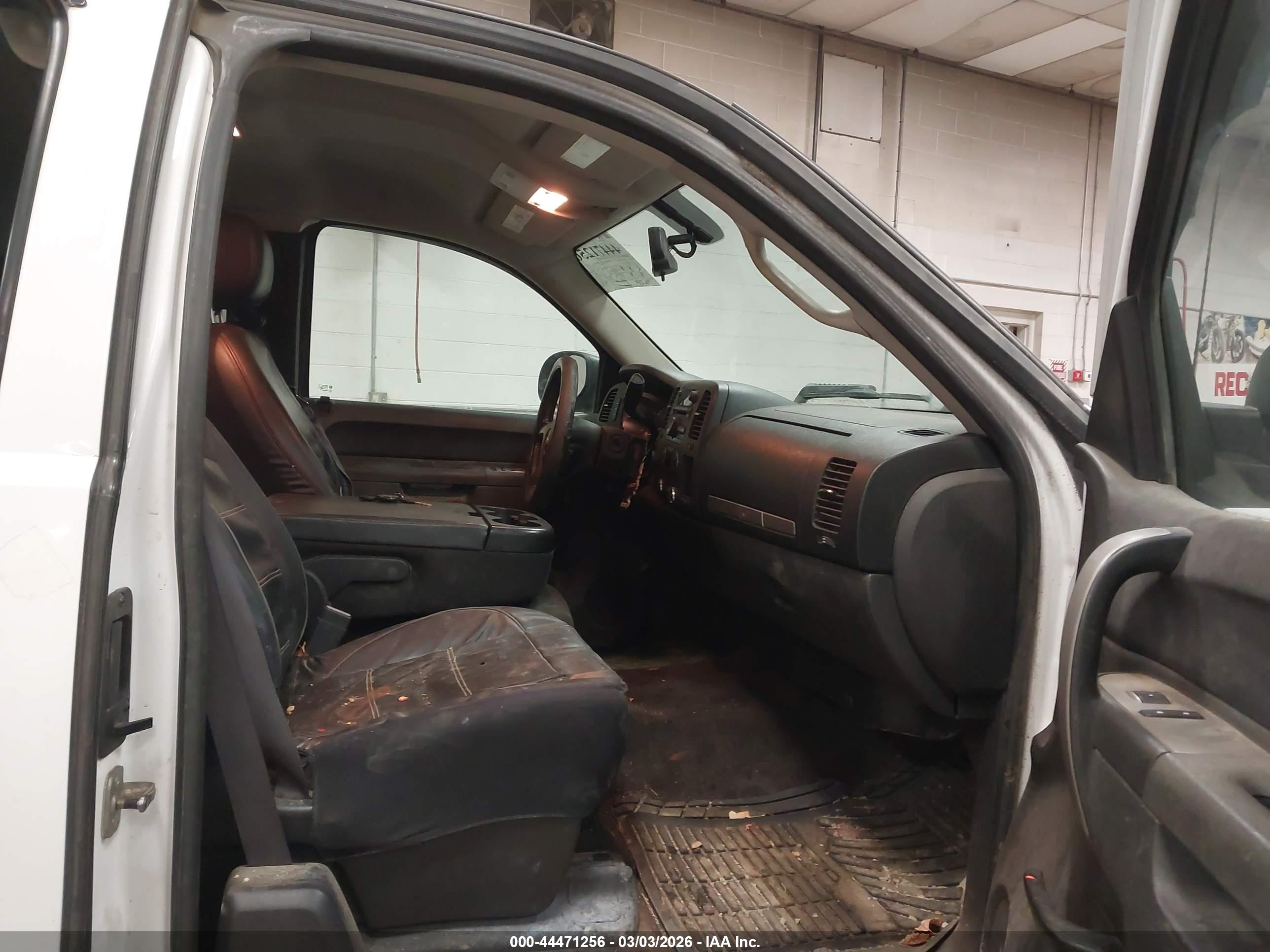 CHEVROLET SILVERADO image 5