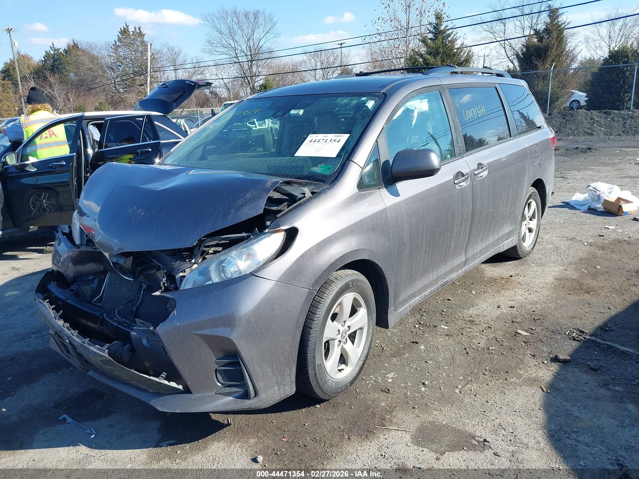 TOYOTA SIENNA image 2