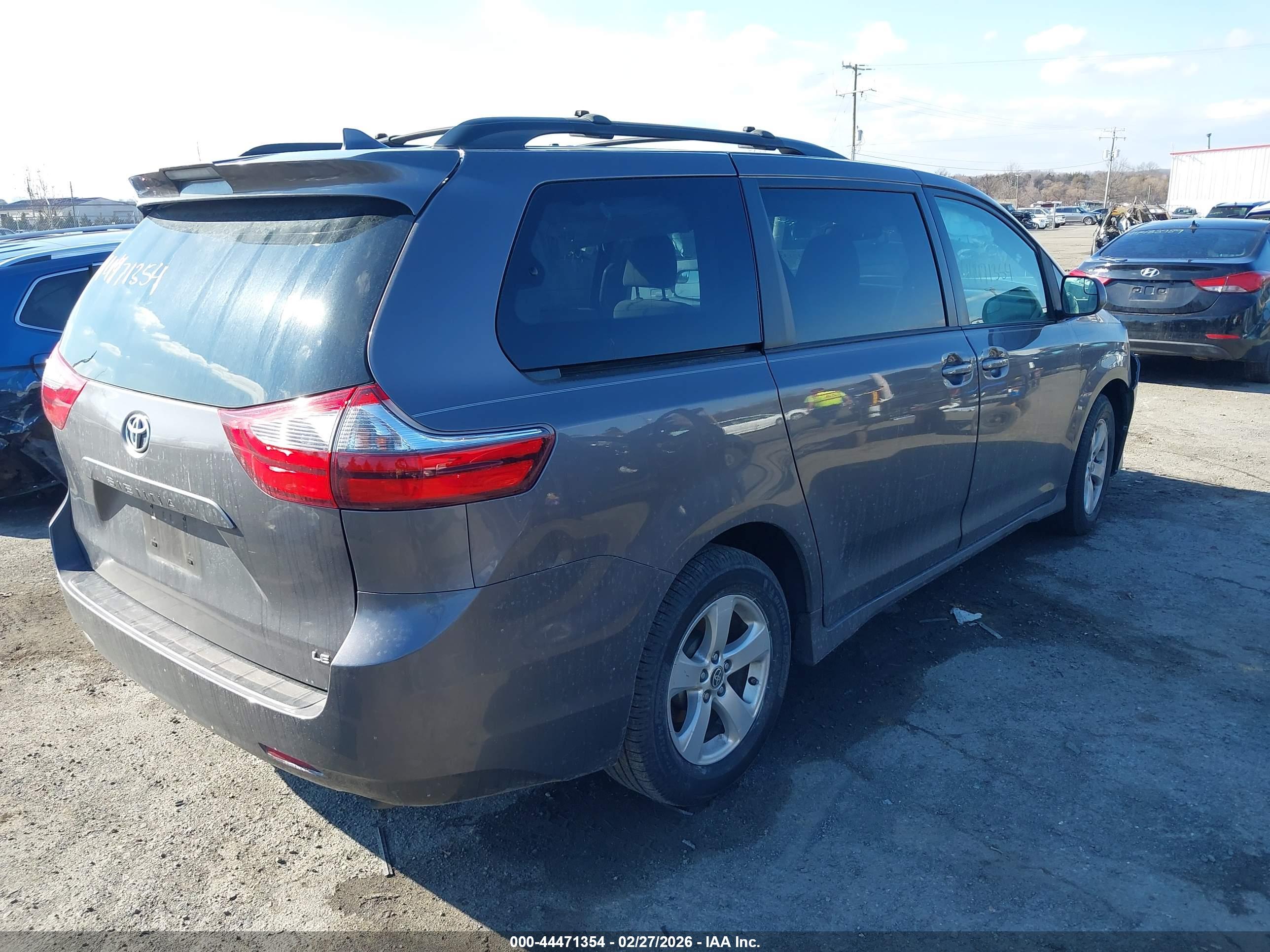 TOYOTA SIENNA image 4