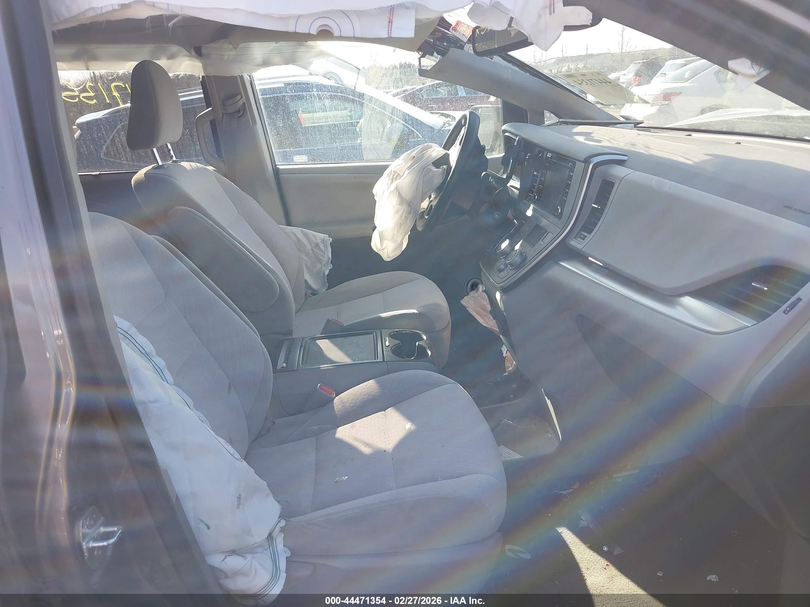 TOYOTA SIENNA image 5