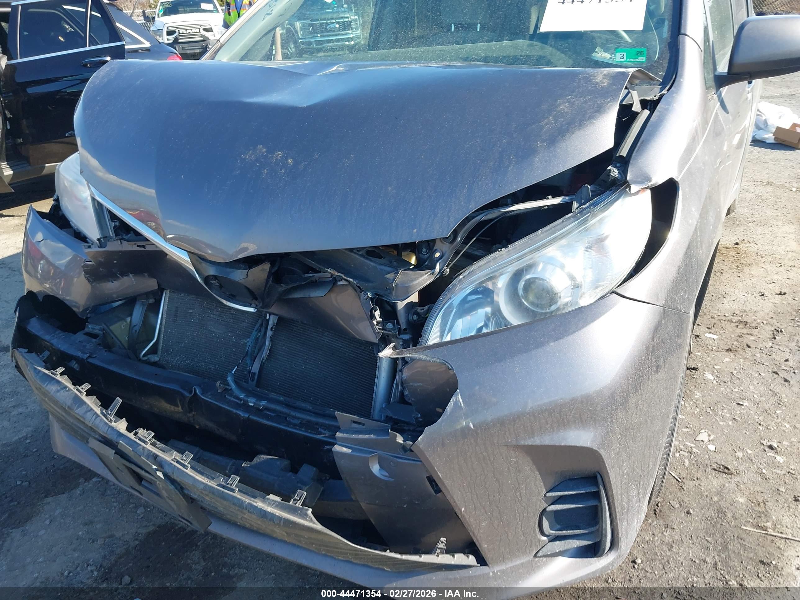 TOYOTA SIENNA image 6