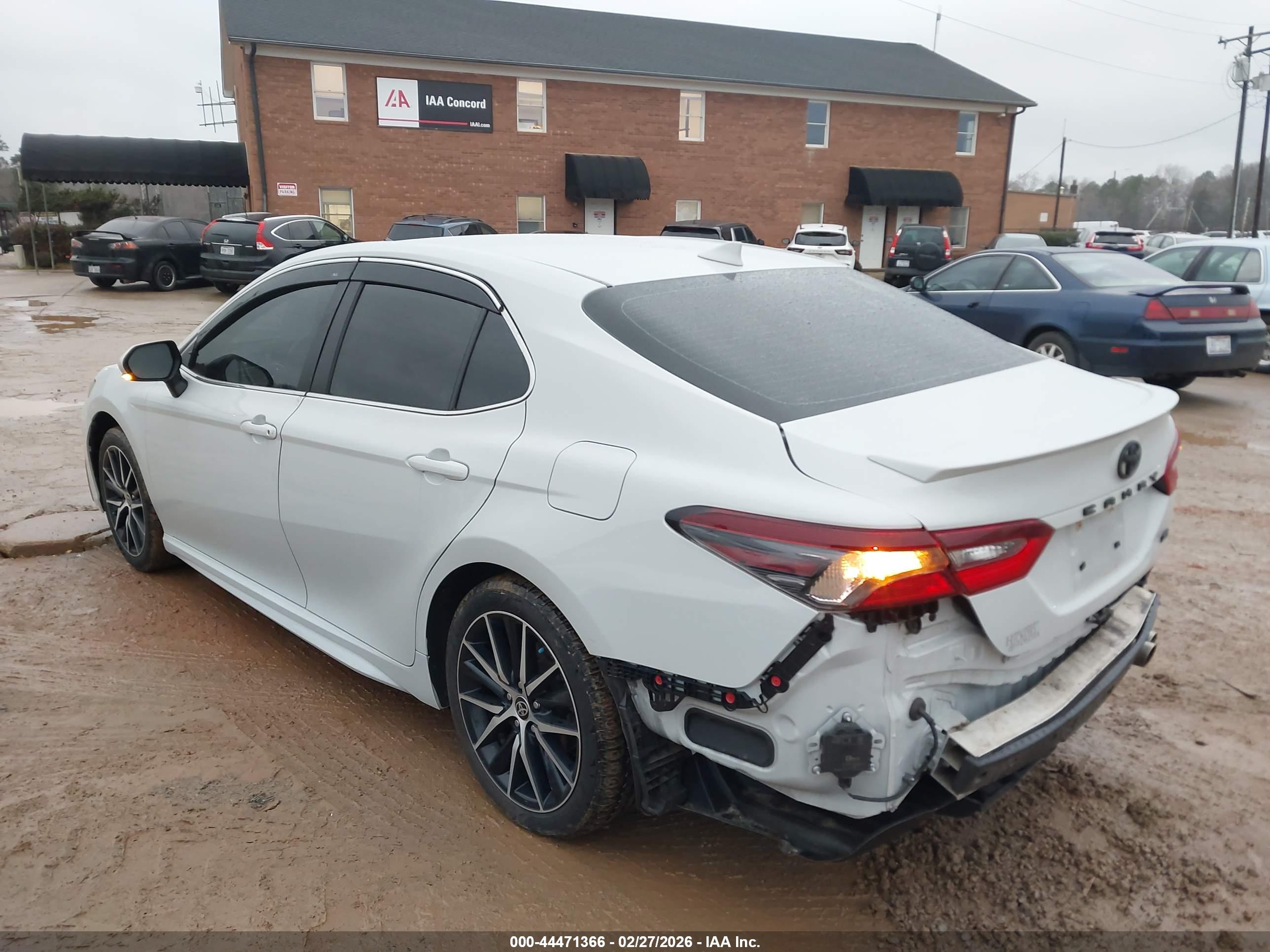 TOYOTA CAMRY image 3