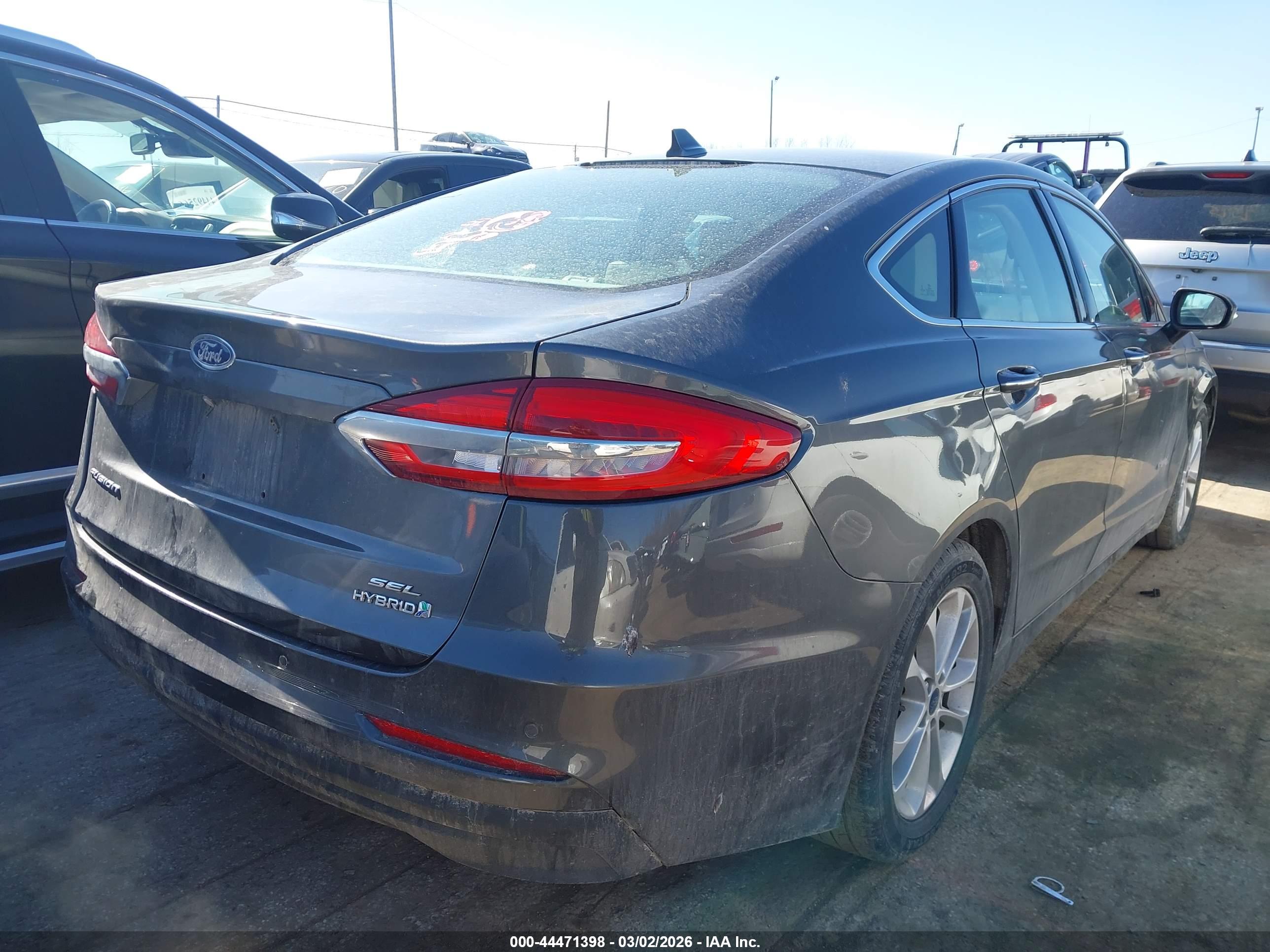 FORD FUSION image 4