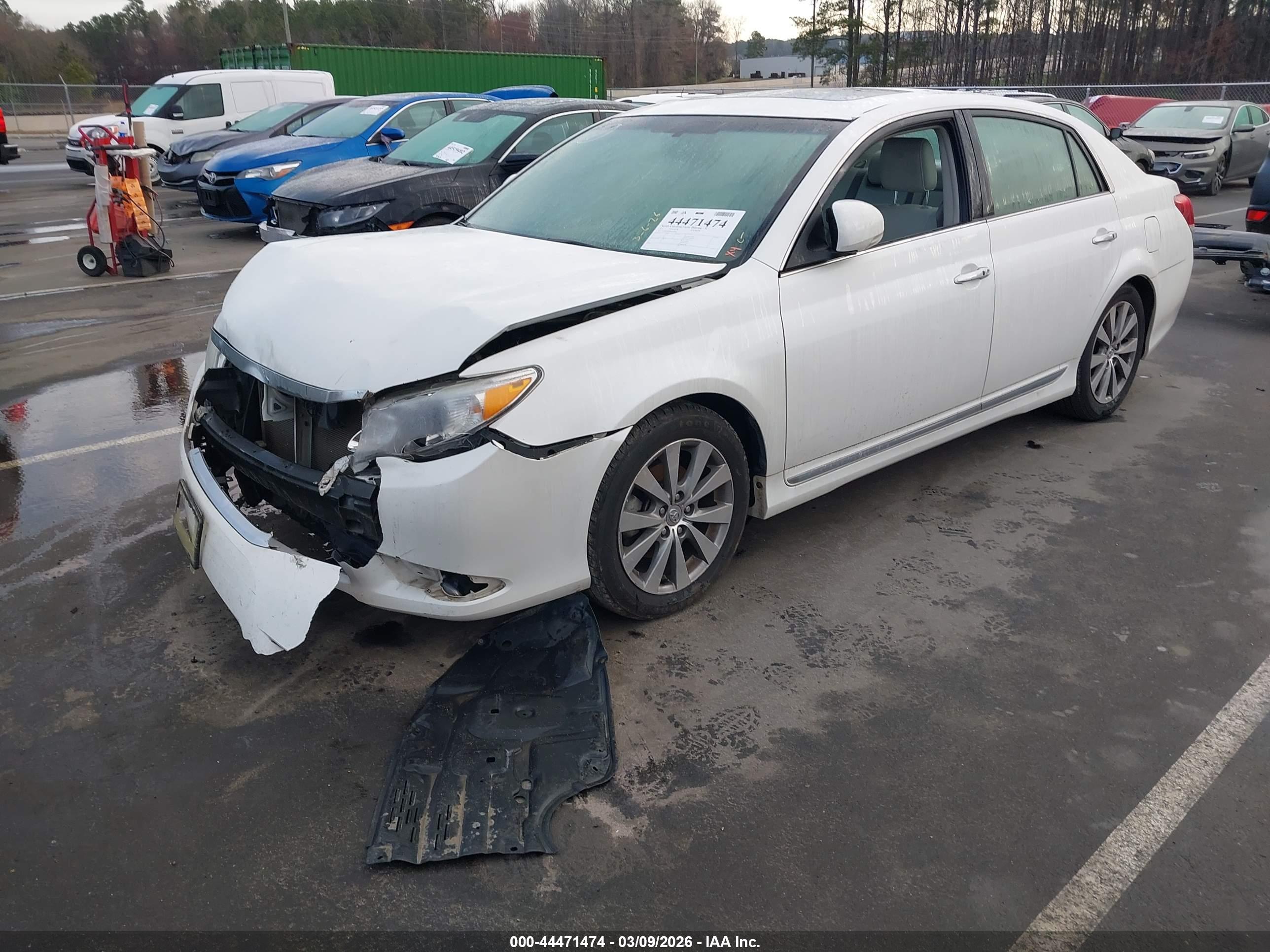 TOYOTA AVALON image 2