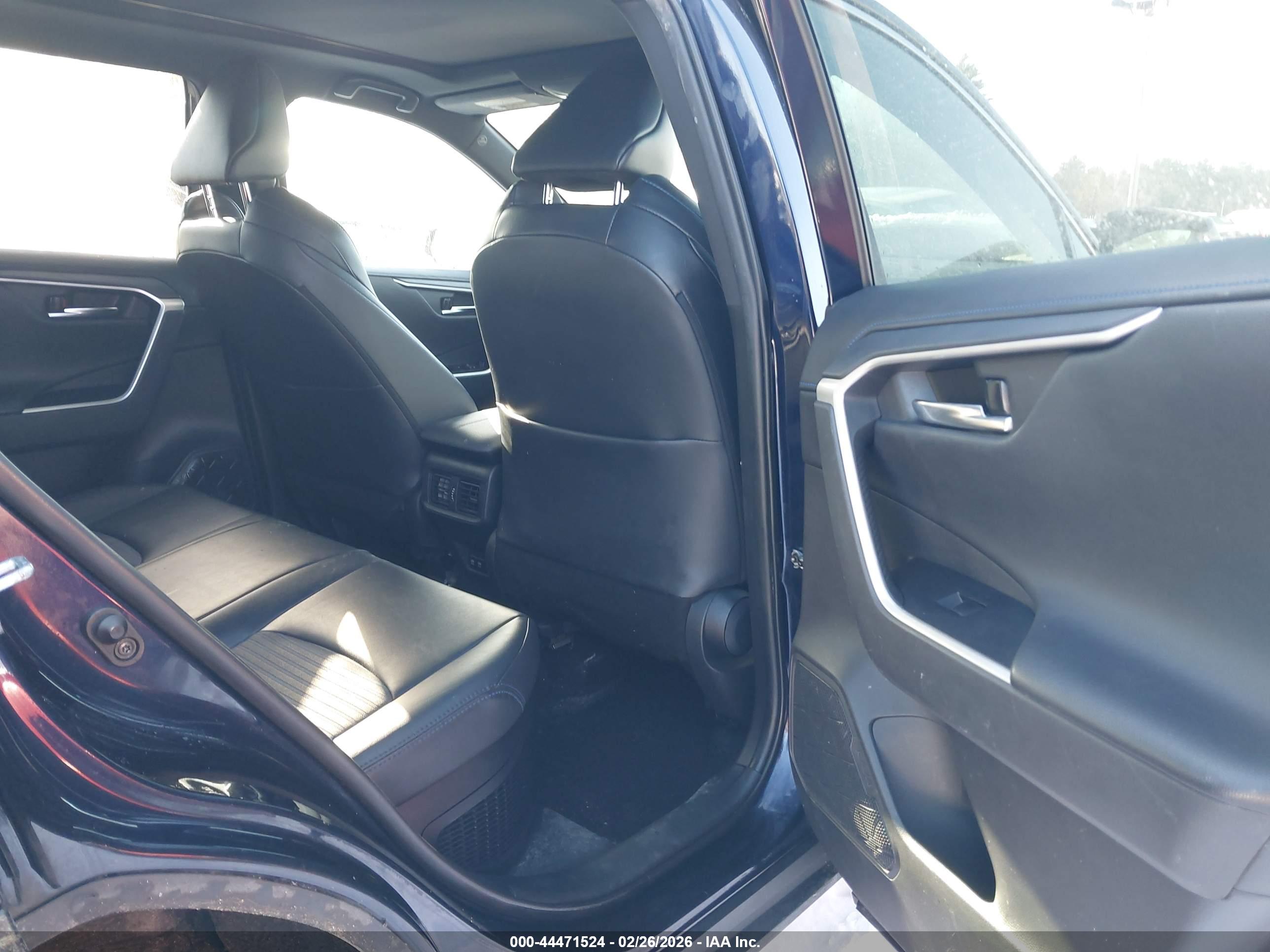 TOYOTA RAV4 image 8