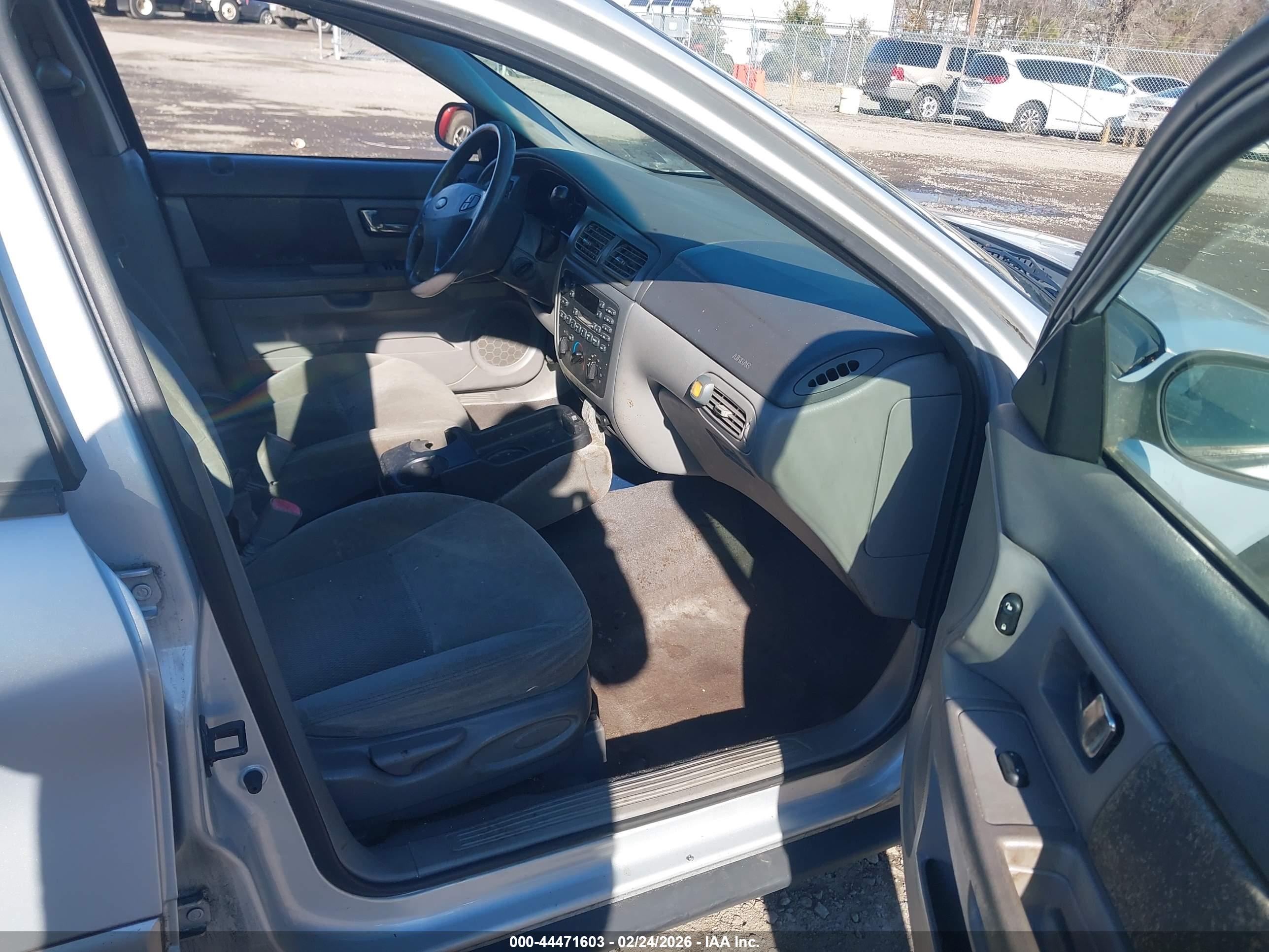 FORD TAURUS image 5