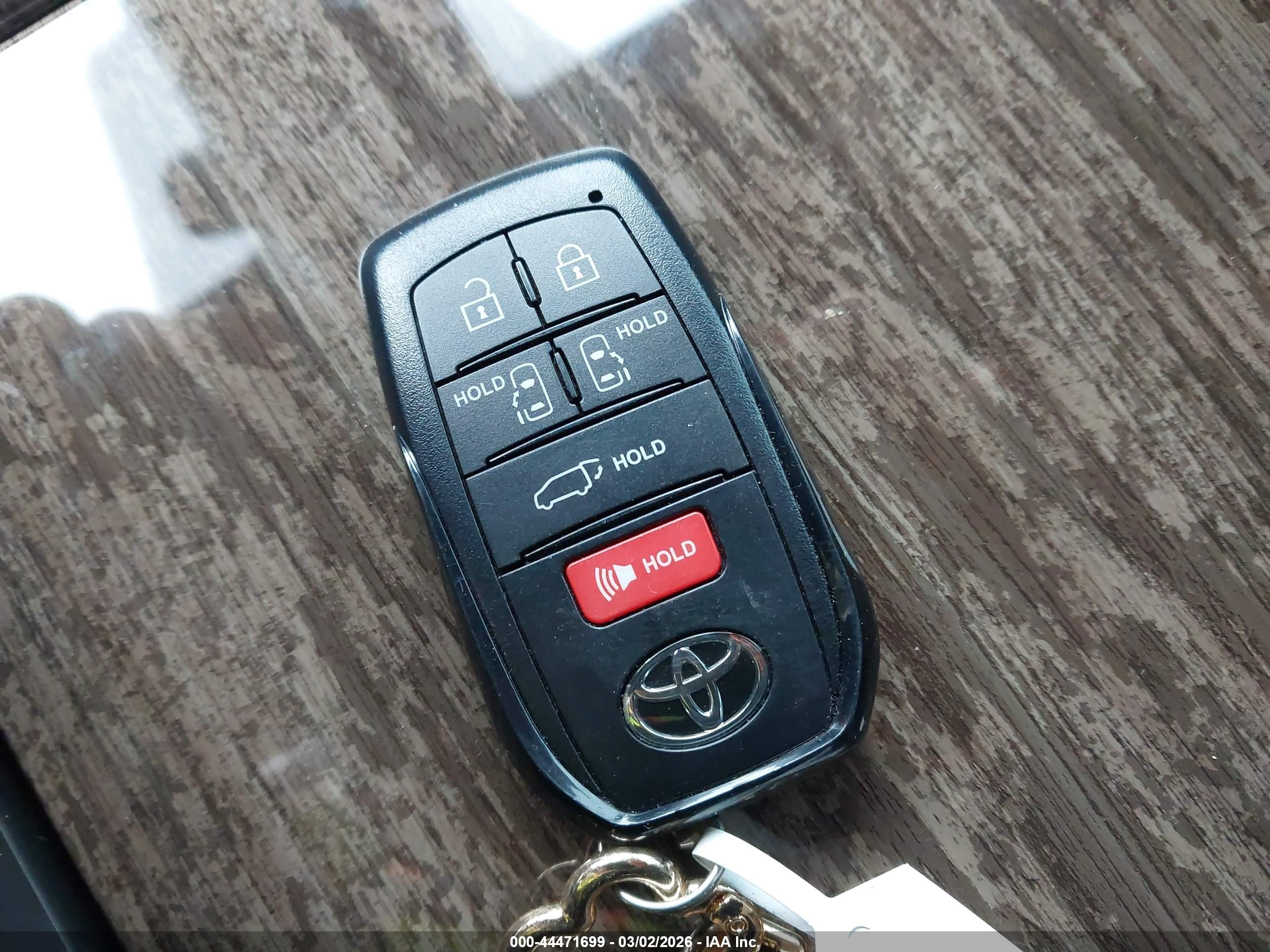TOYOTA SIENNA image 11