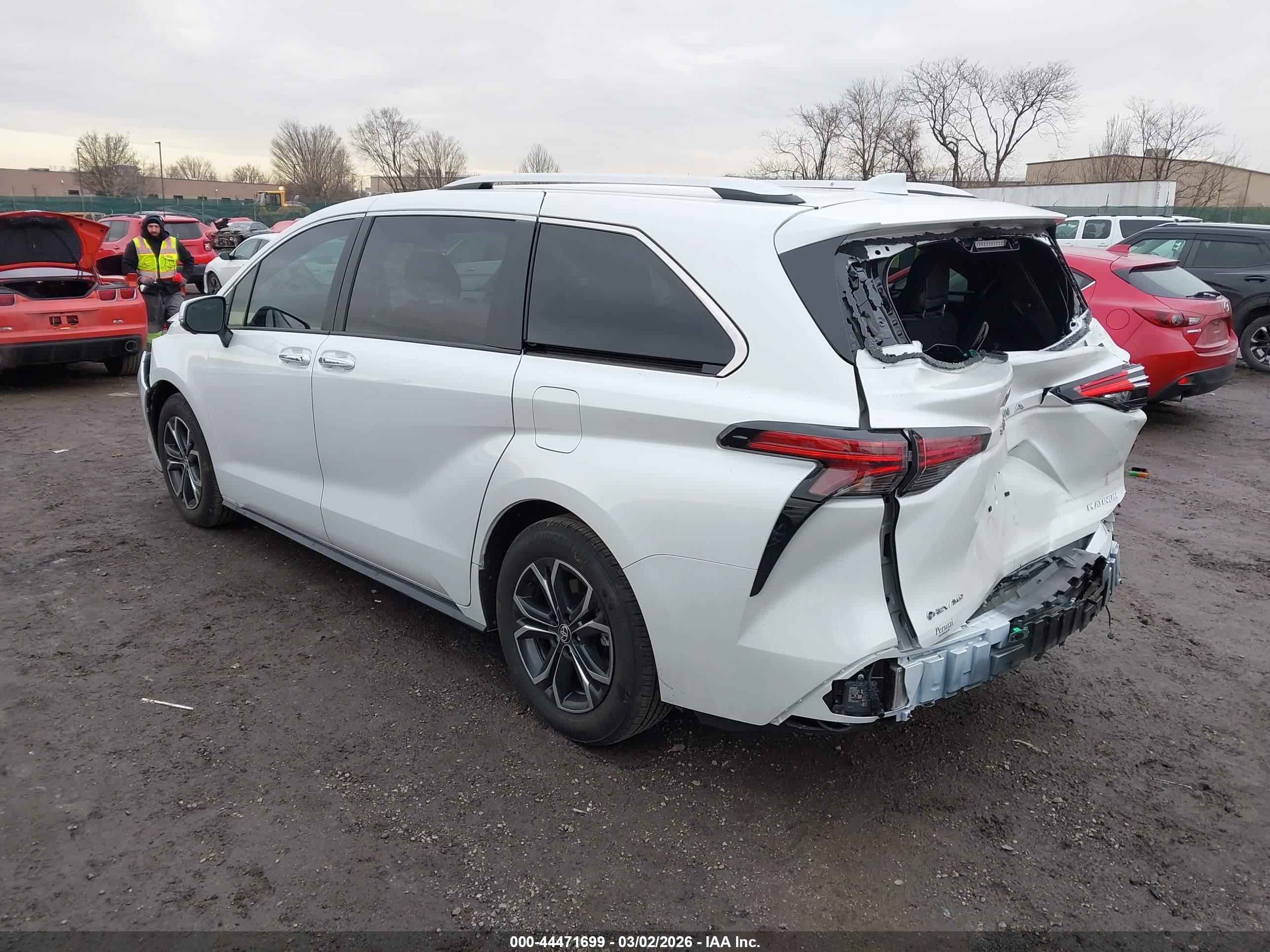 TOYOTA SIENNA image 3