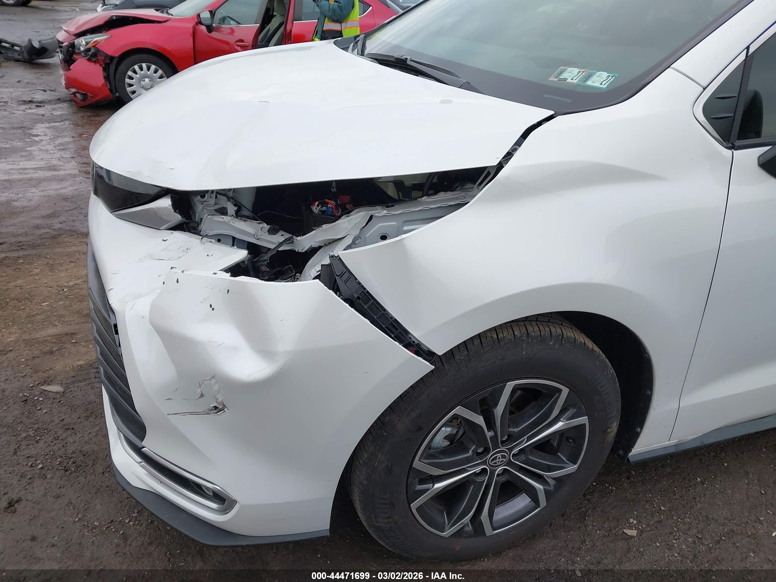 TOYOTA SIENNA image 6