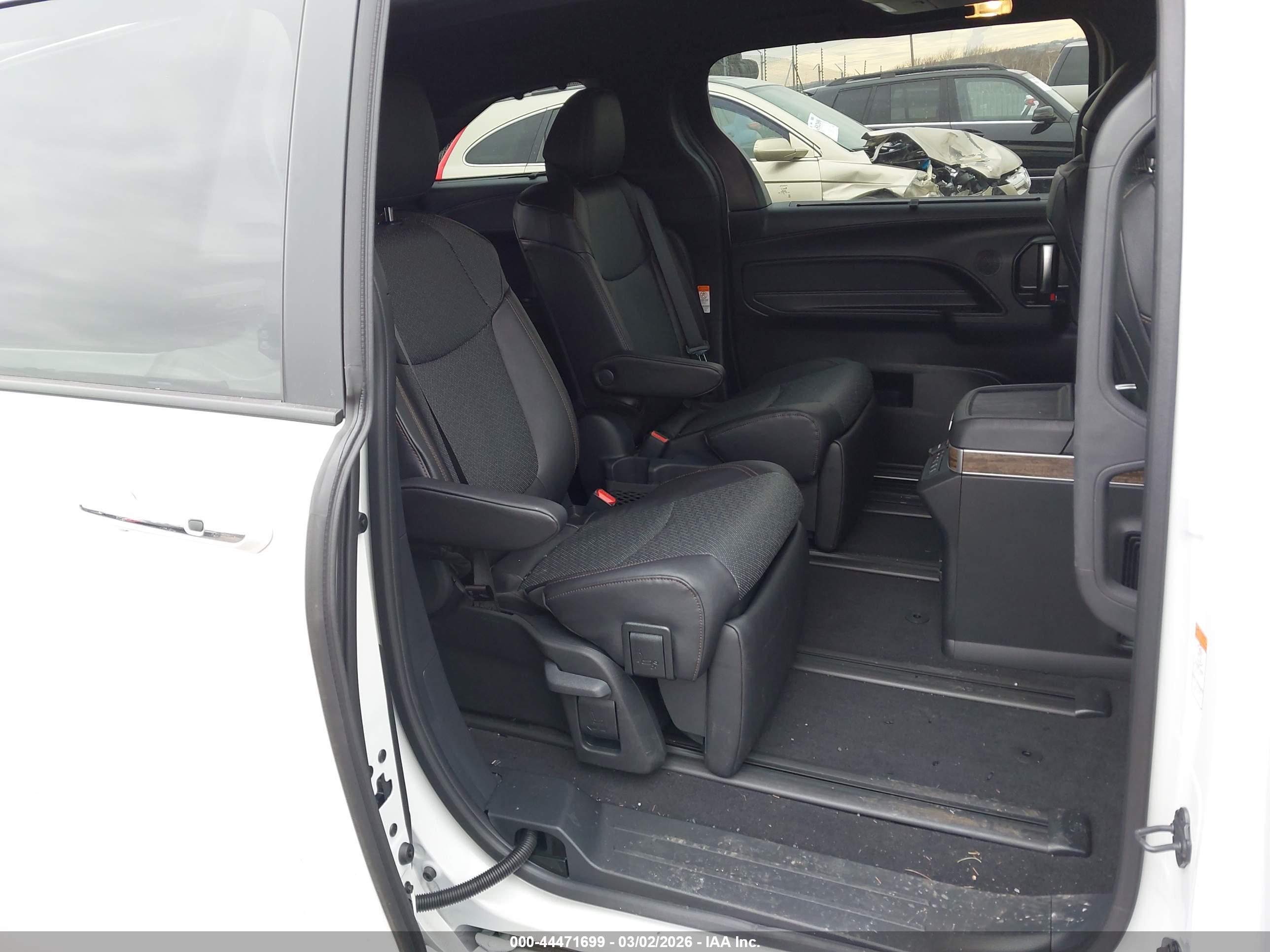 TOYOTA SIENNA image 8