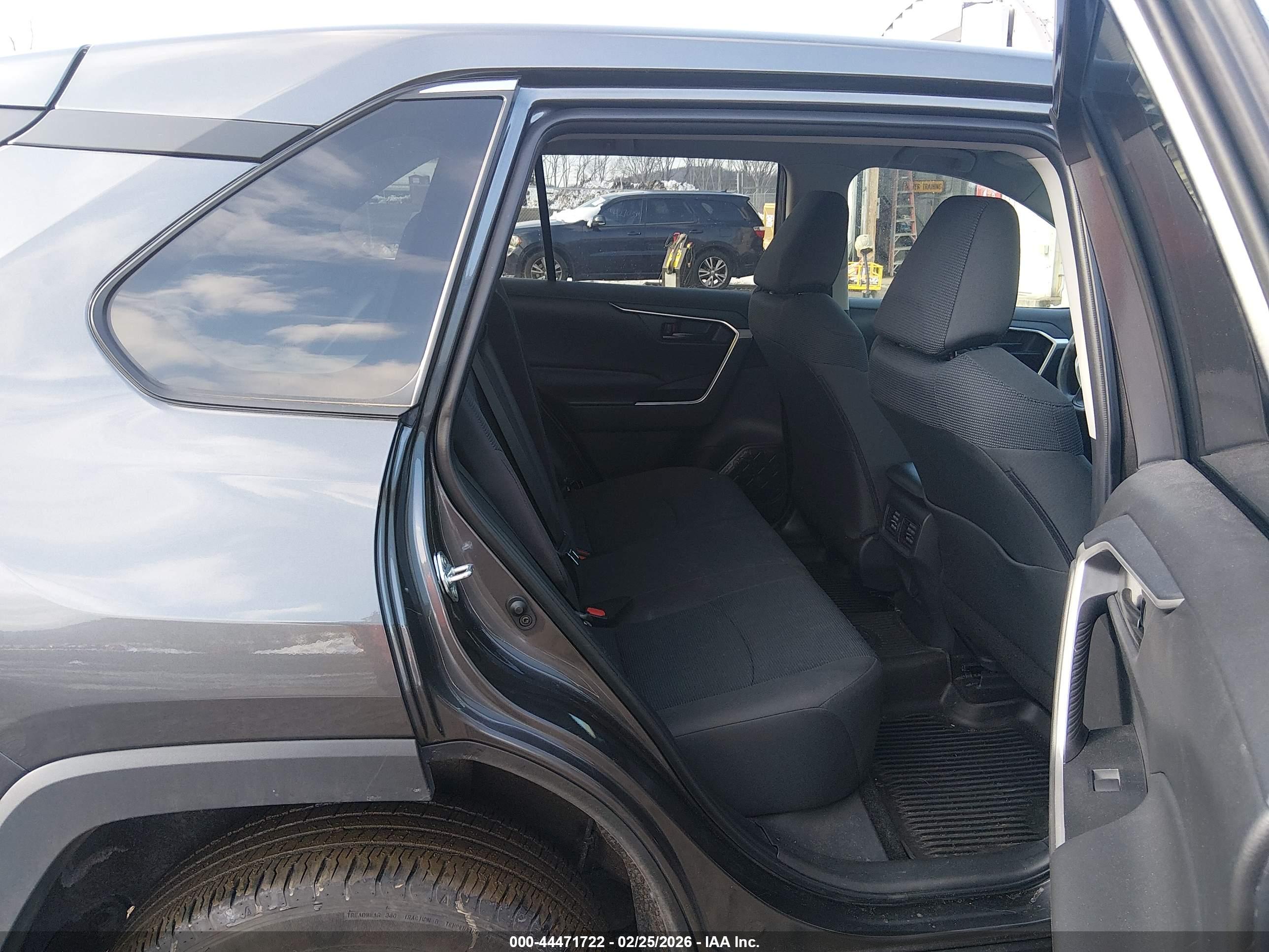 TOYOTA RAV4 image 8