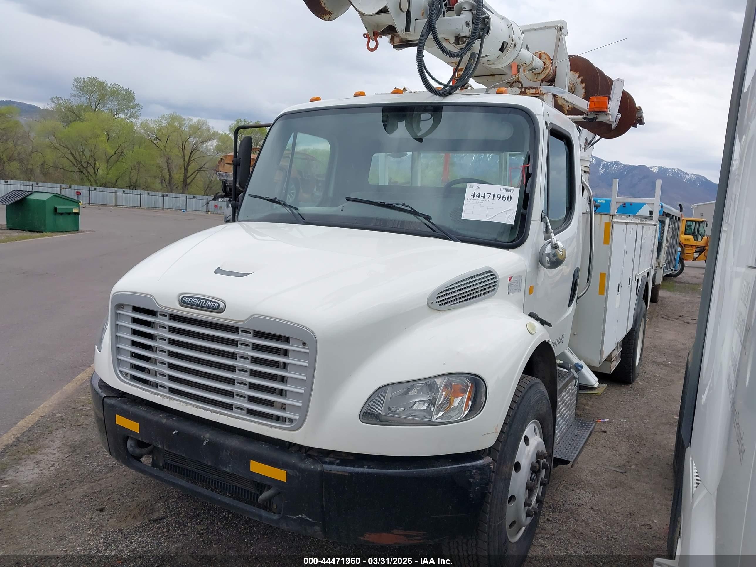 FREIGHTLINER M2 image 2