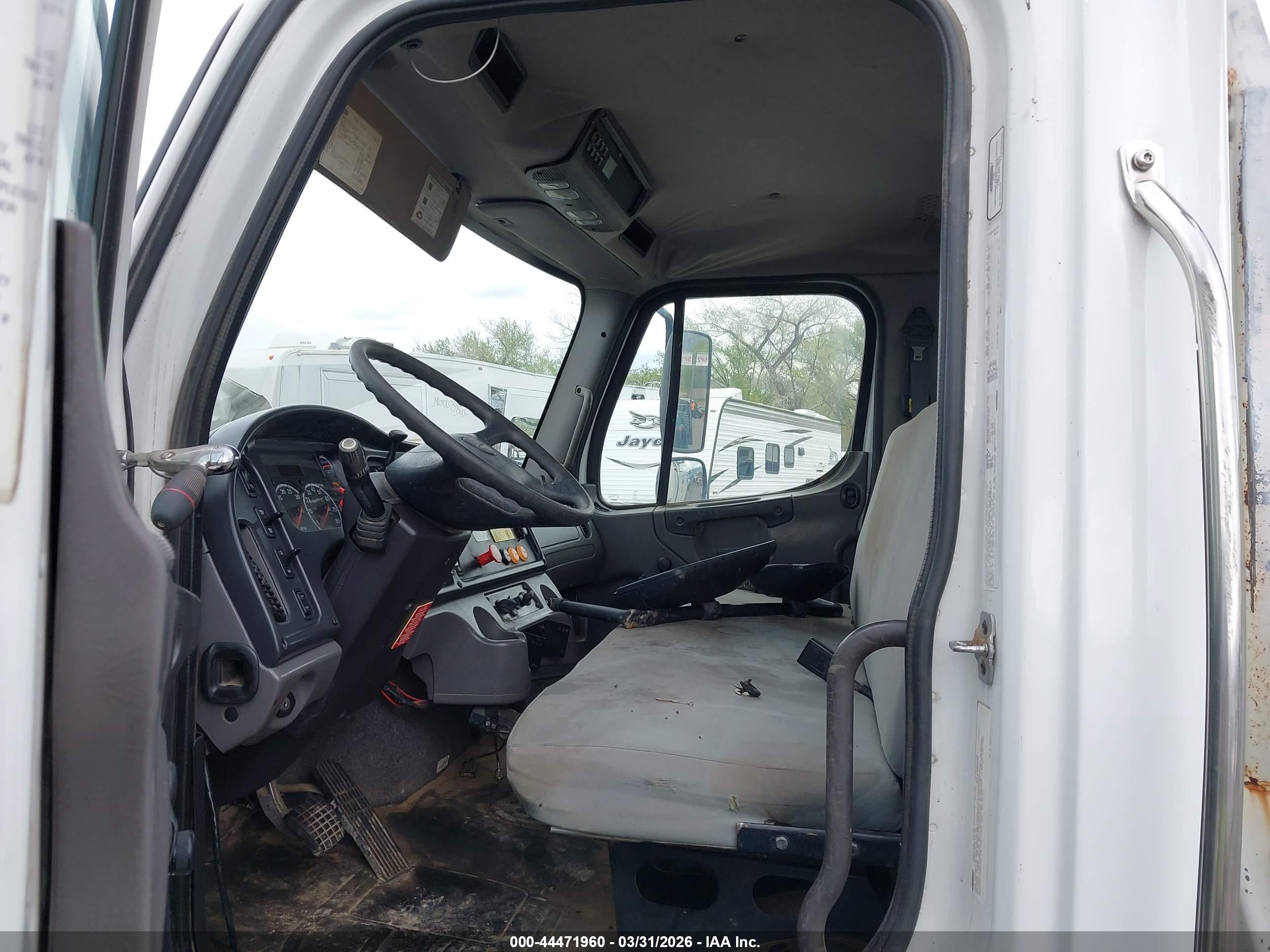 FREIGHTLINER M2 image 7