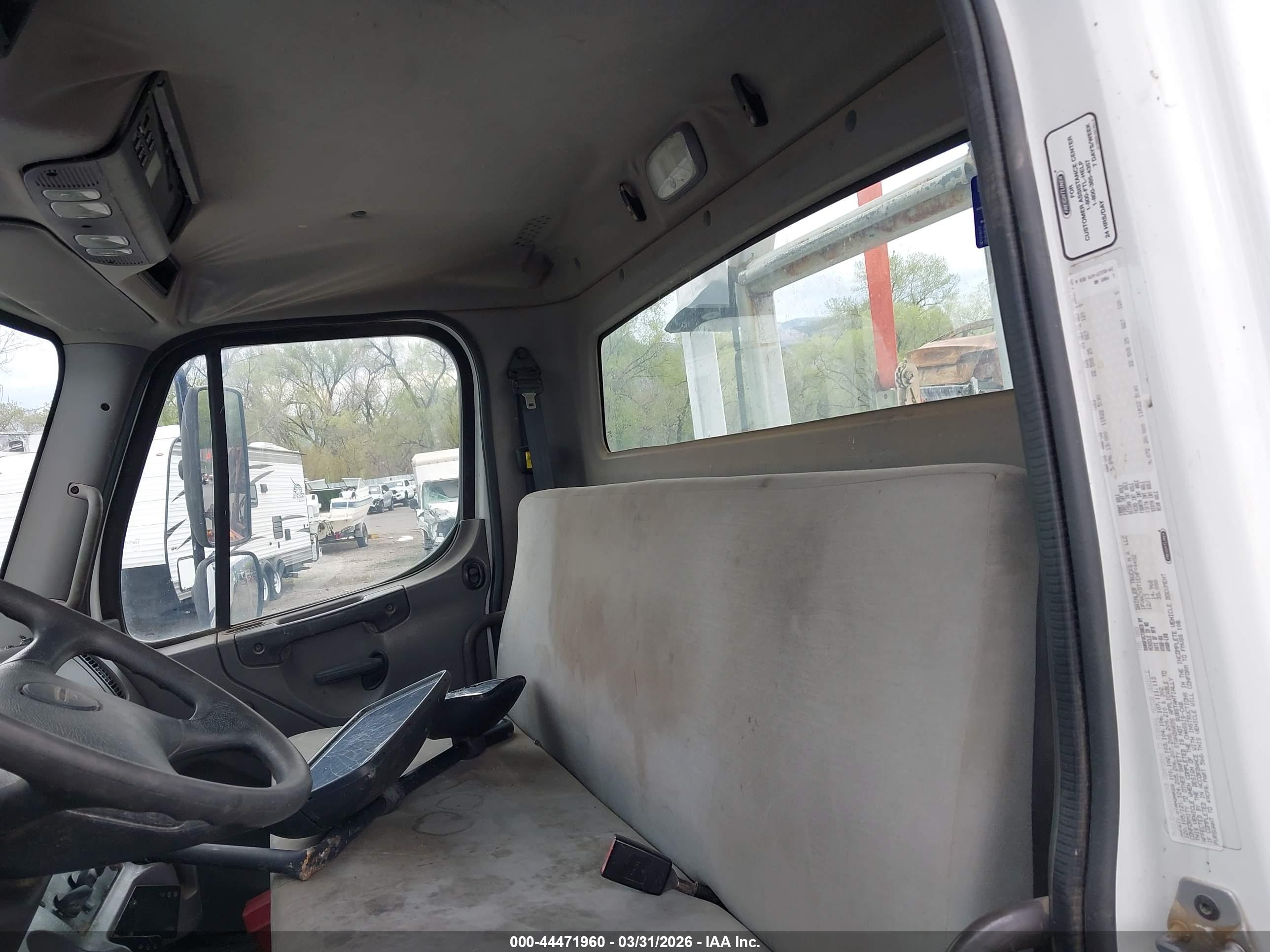 FREIGHTLINER M2 image 8