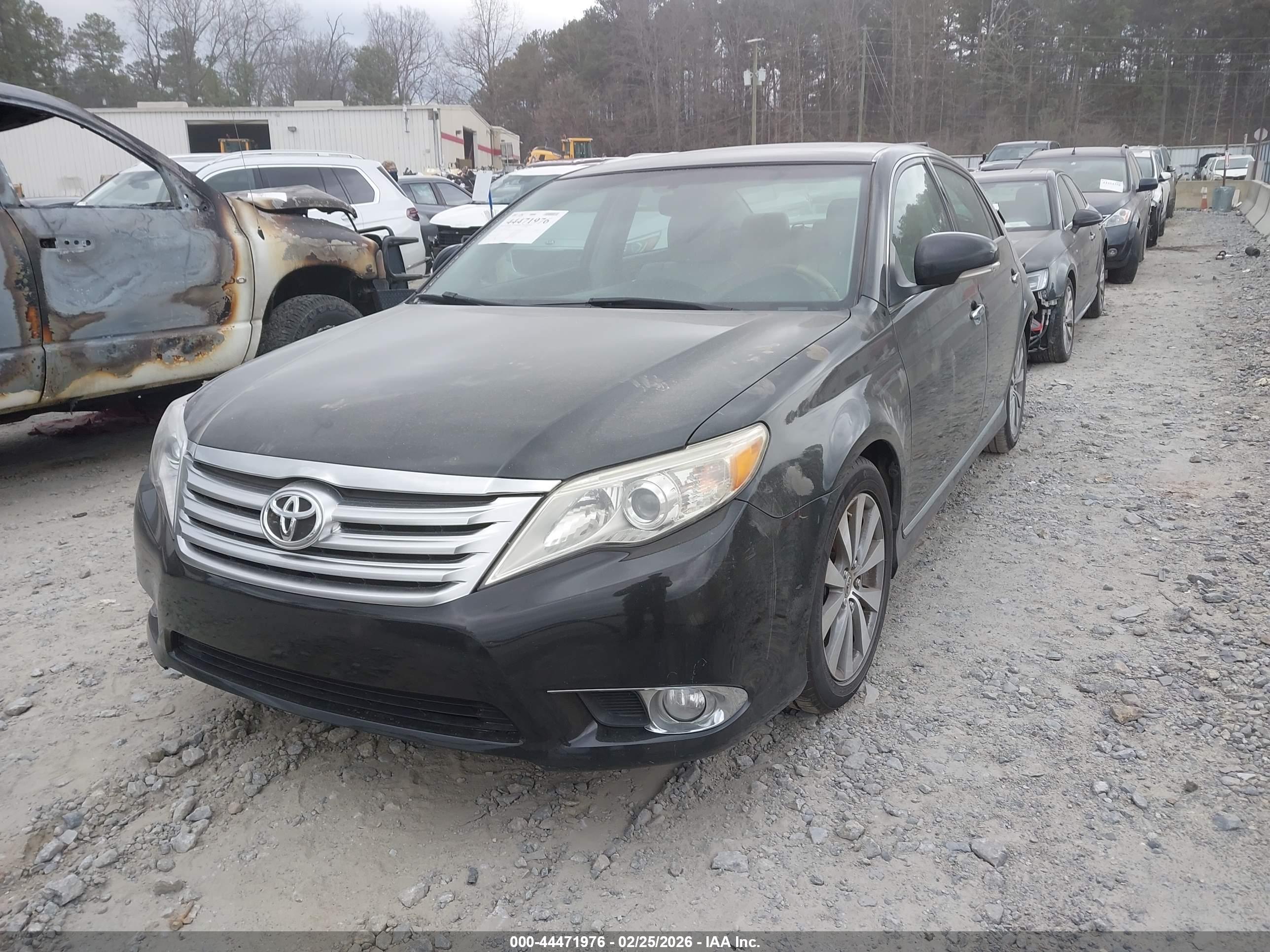 TOYOTA AVALON image 2
