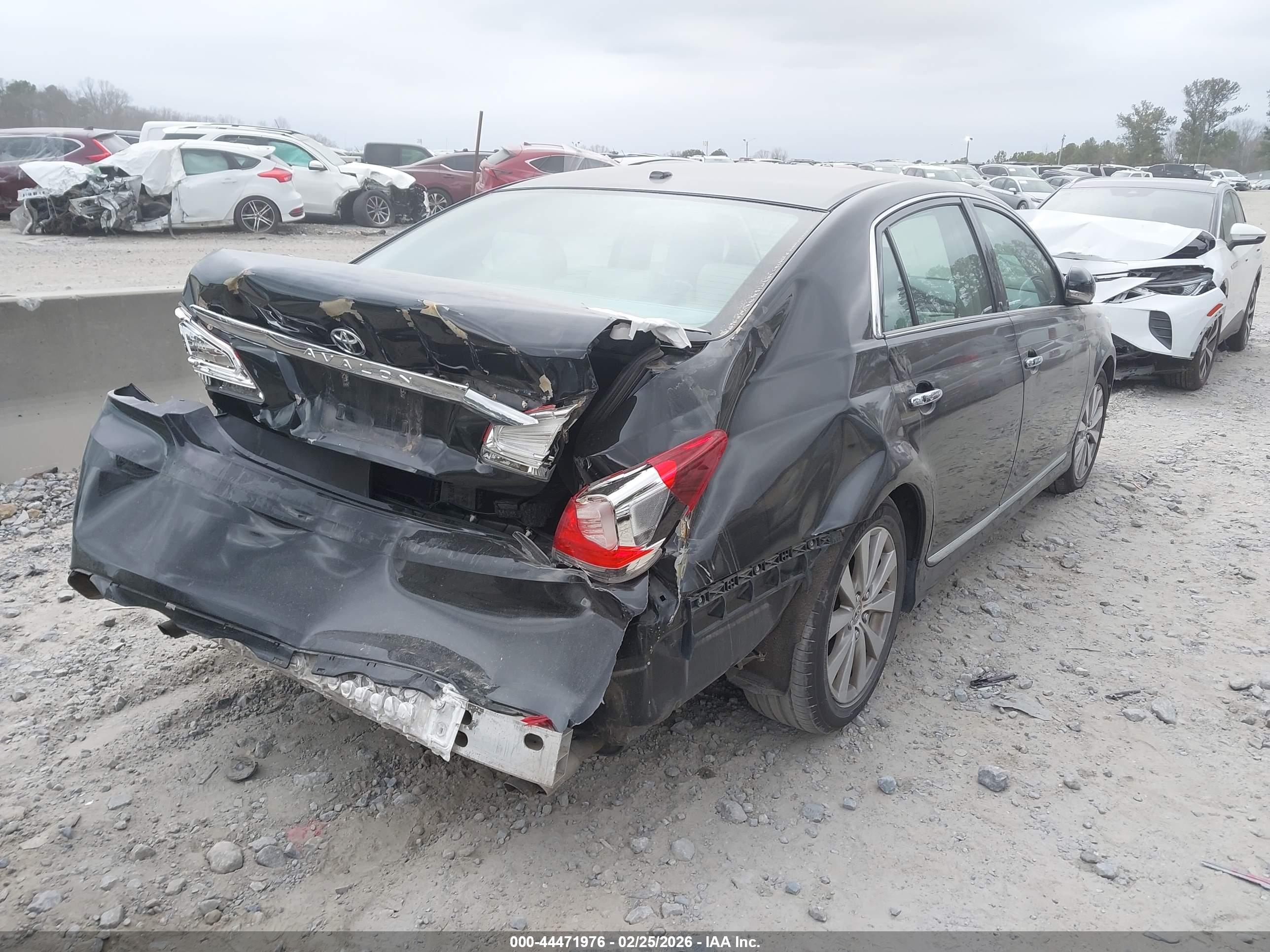 TOYOTA AVALON image 4