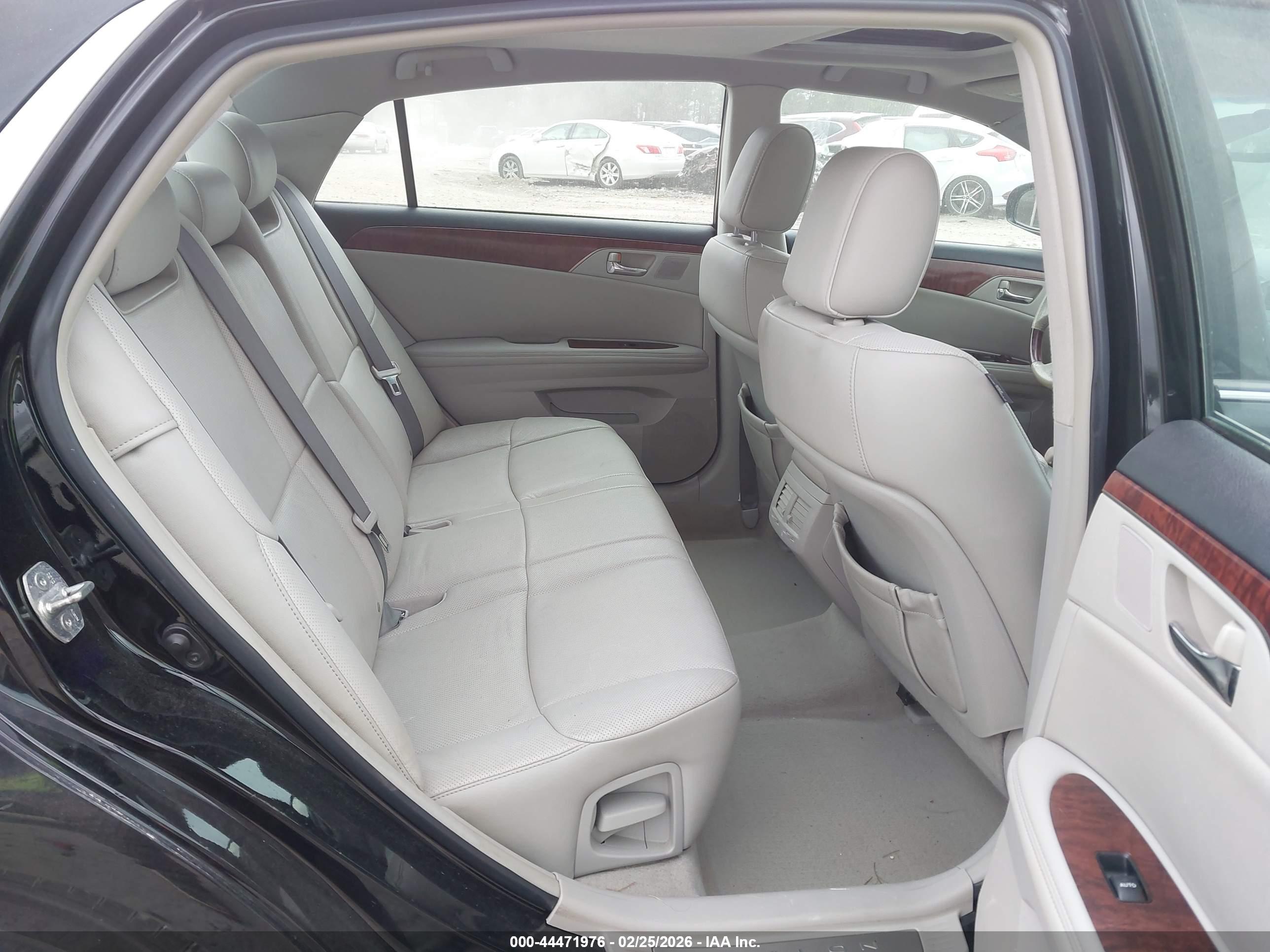 TOYOTA AVALON image 8