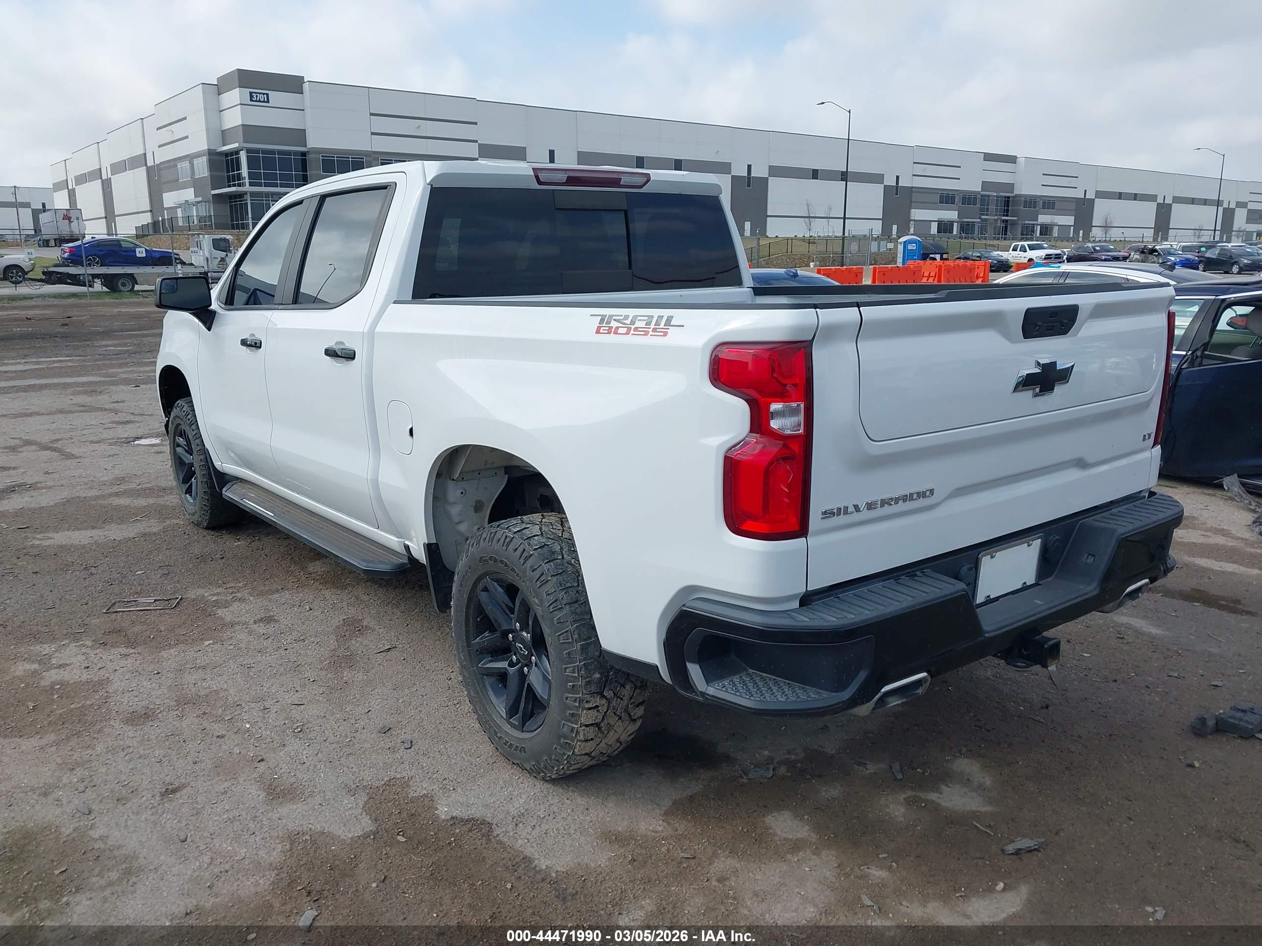 CHEVROLET SILVERADO image 3