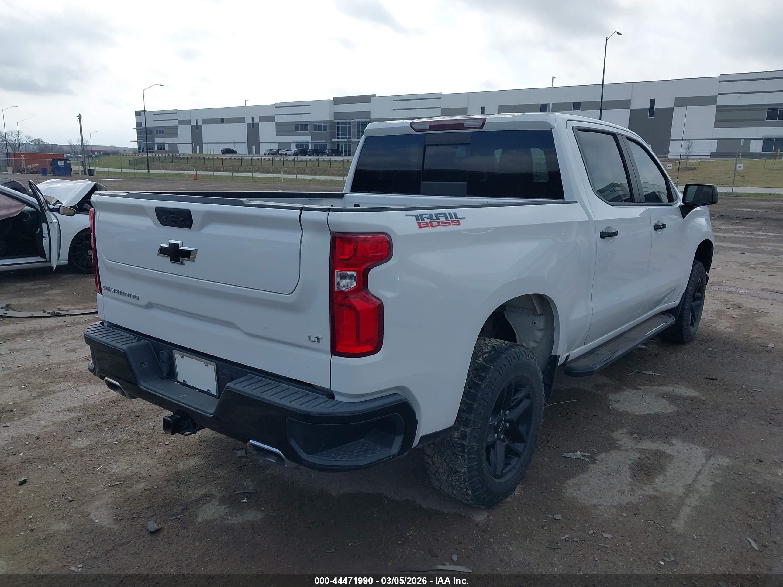 CHEVROLET SILVERADO image 4