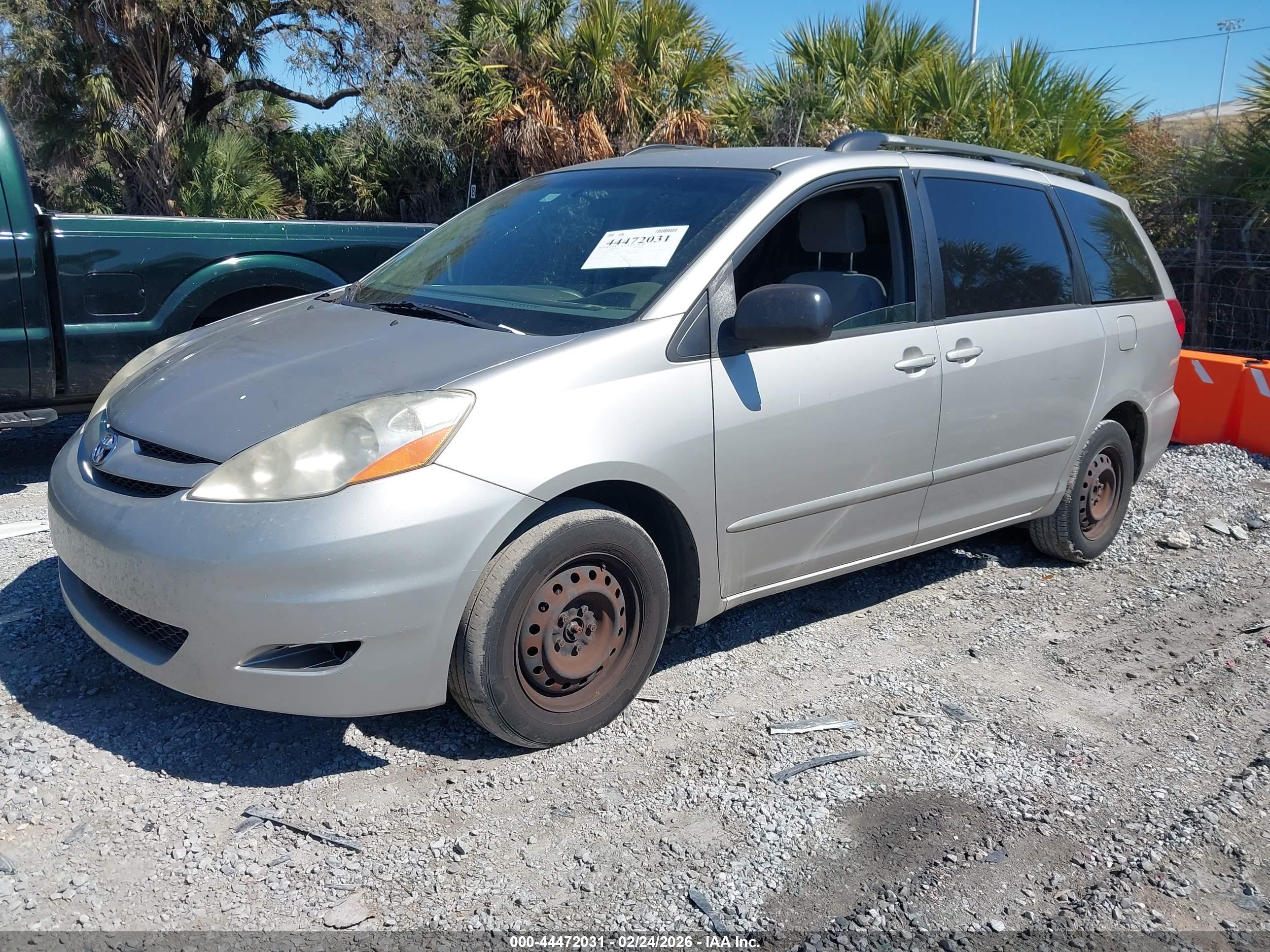 TOYOTA SIENNA image 2