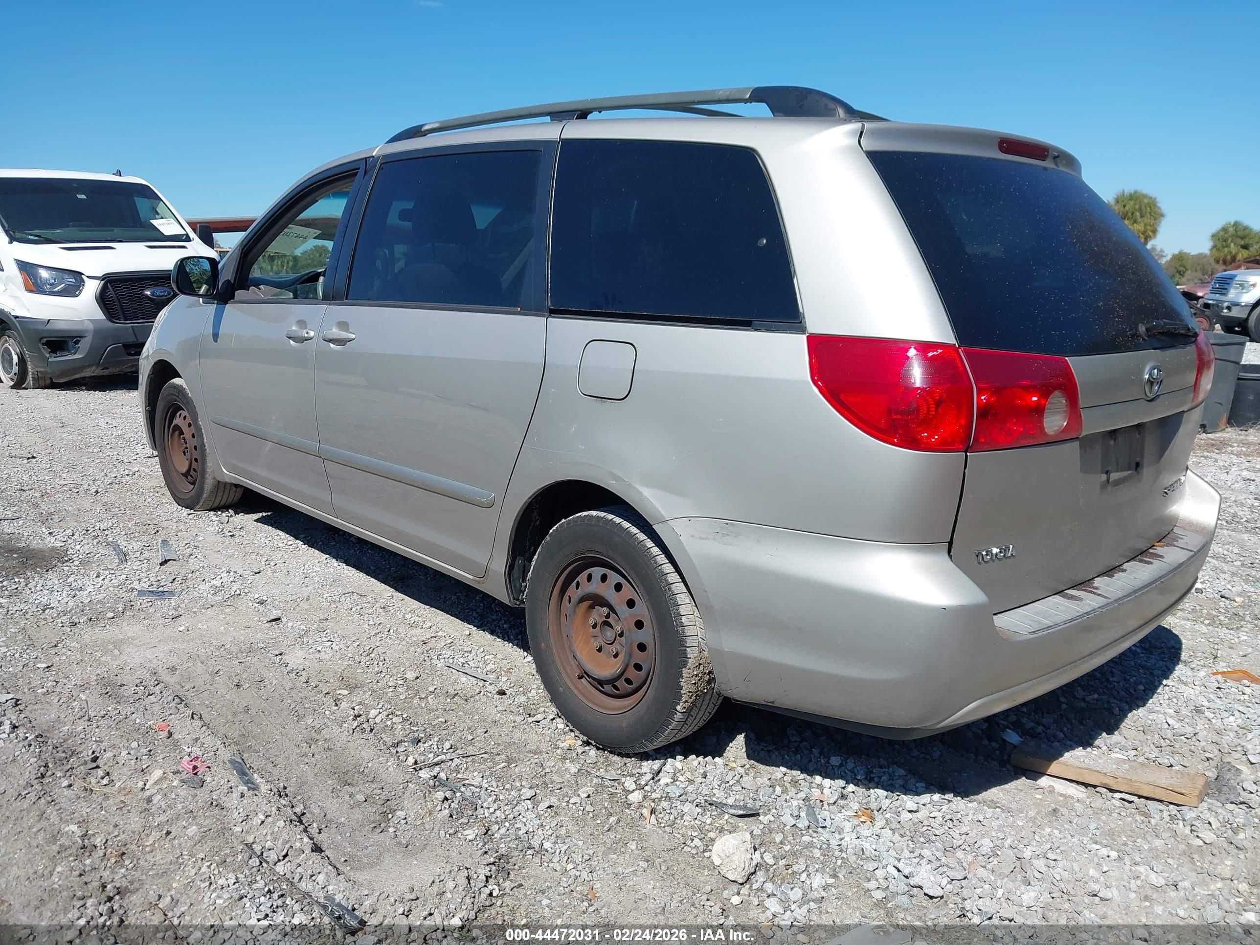 TOYOTA SIENNA image 3