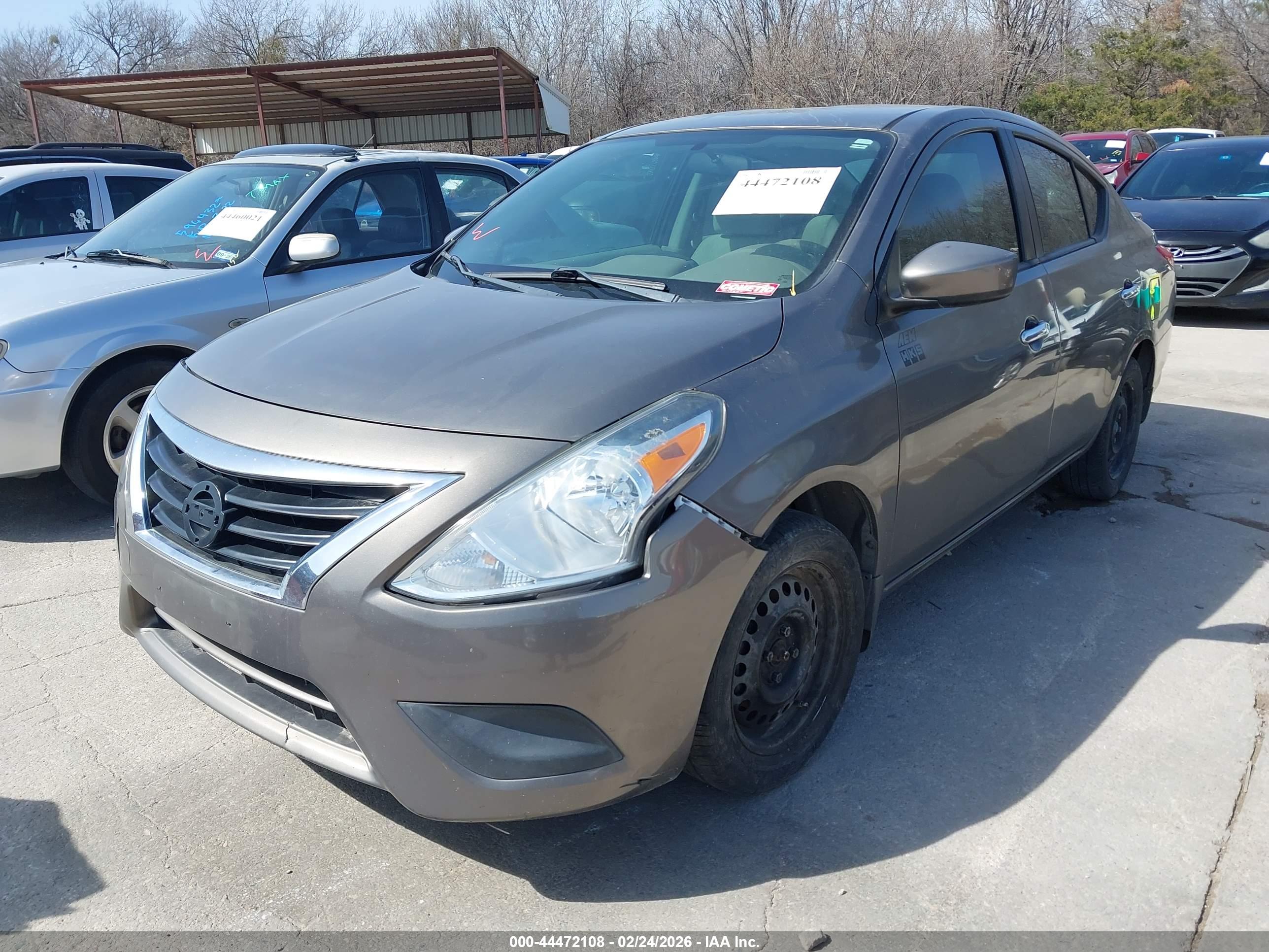 NISSAN VERSA image 2