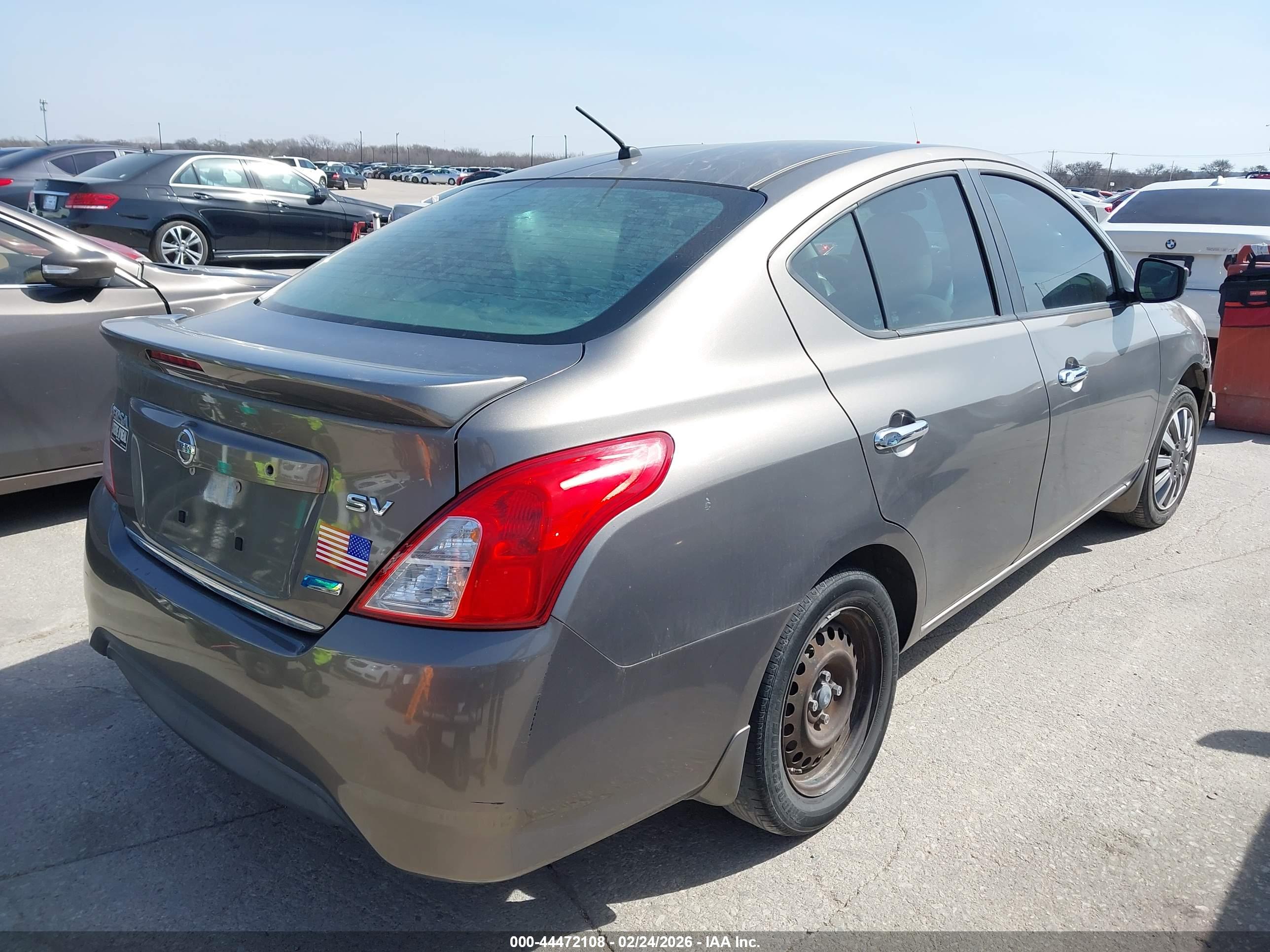 NISSAN VERSA image 4