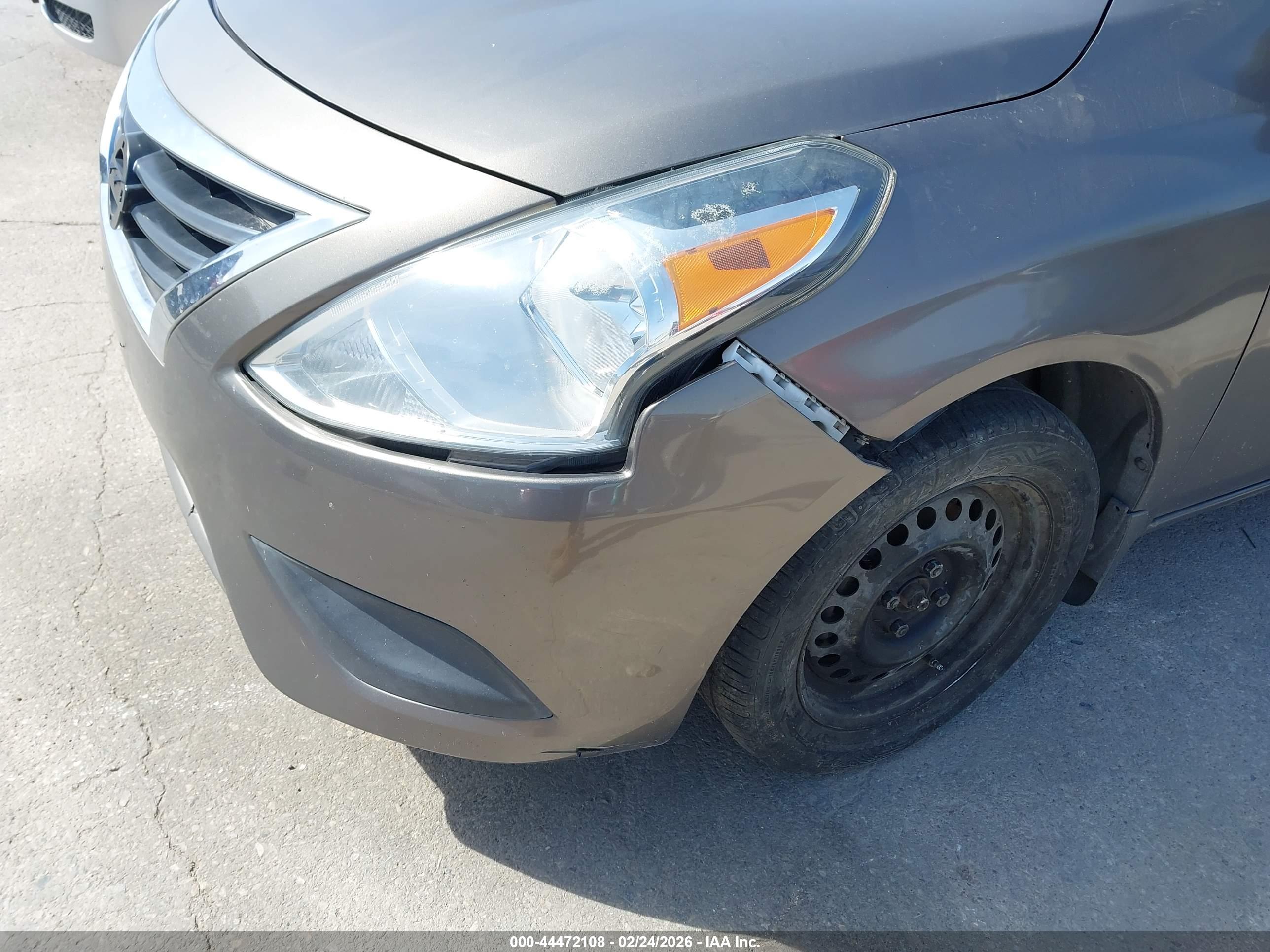 NISSAN VERSA image 6