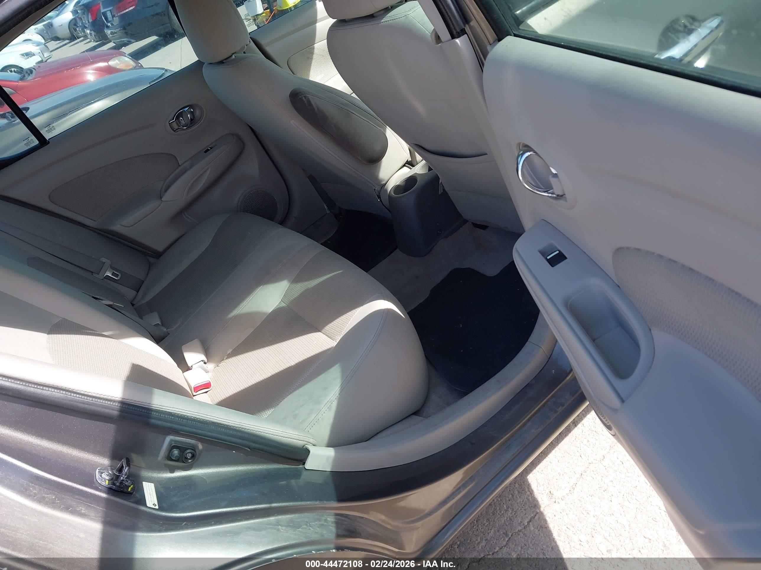 NISSAN VERSA image 8