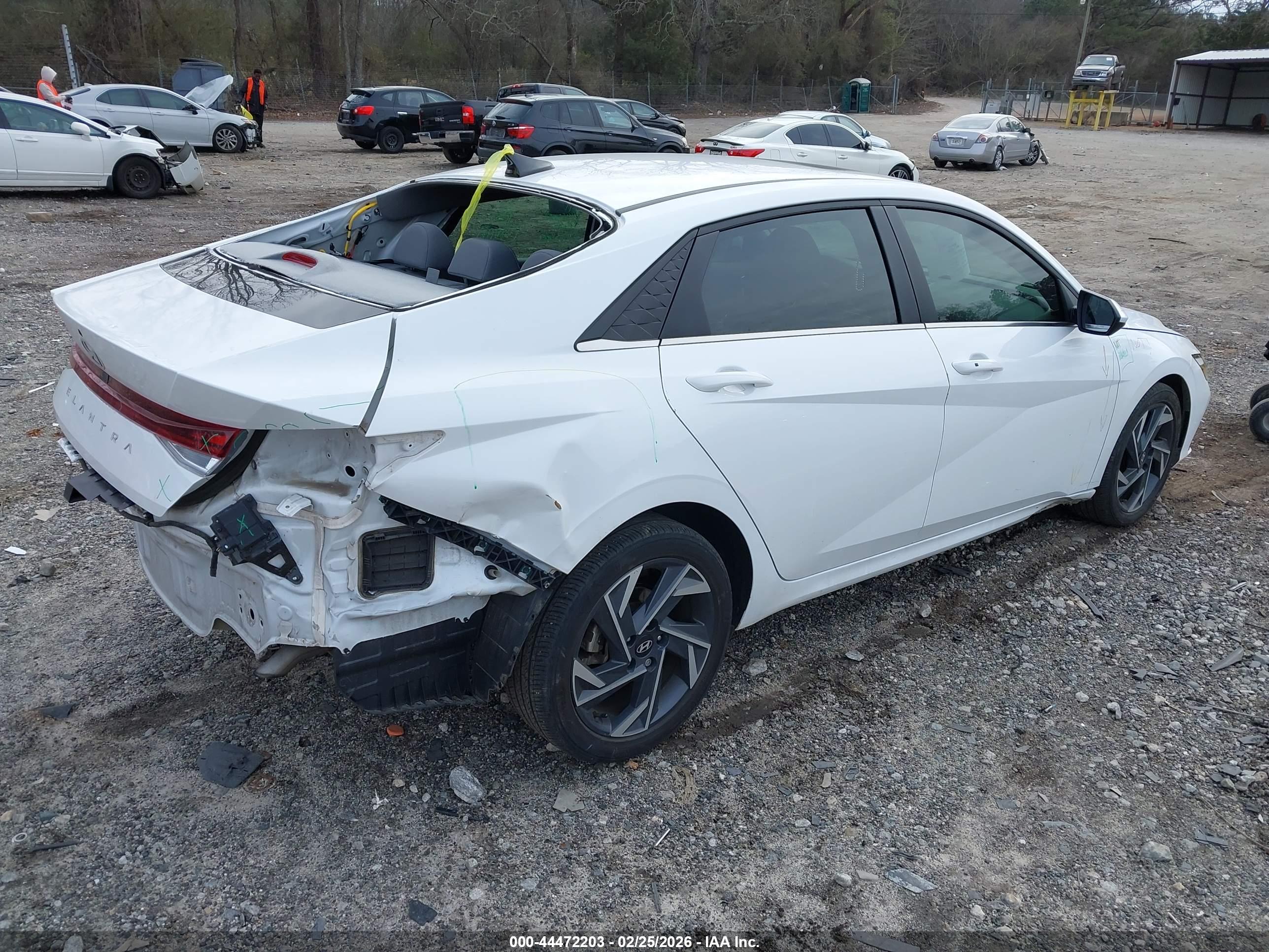 HYUNDAI ELANTRA image 4