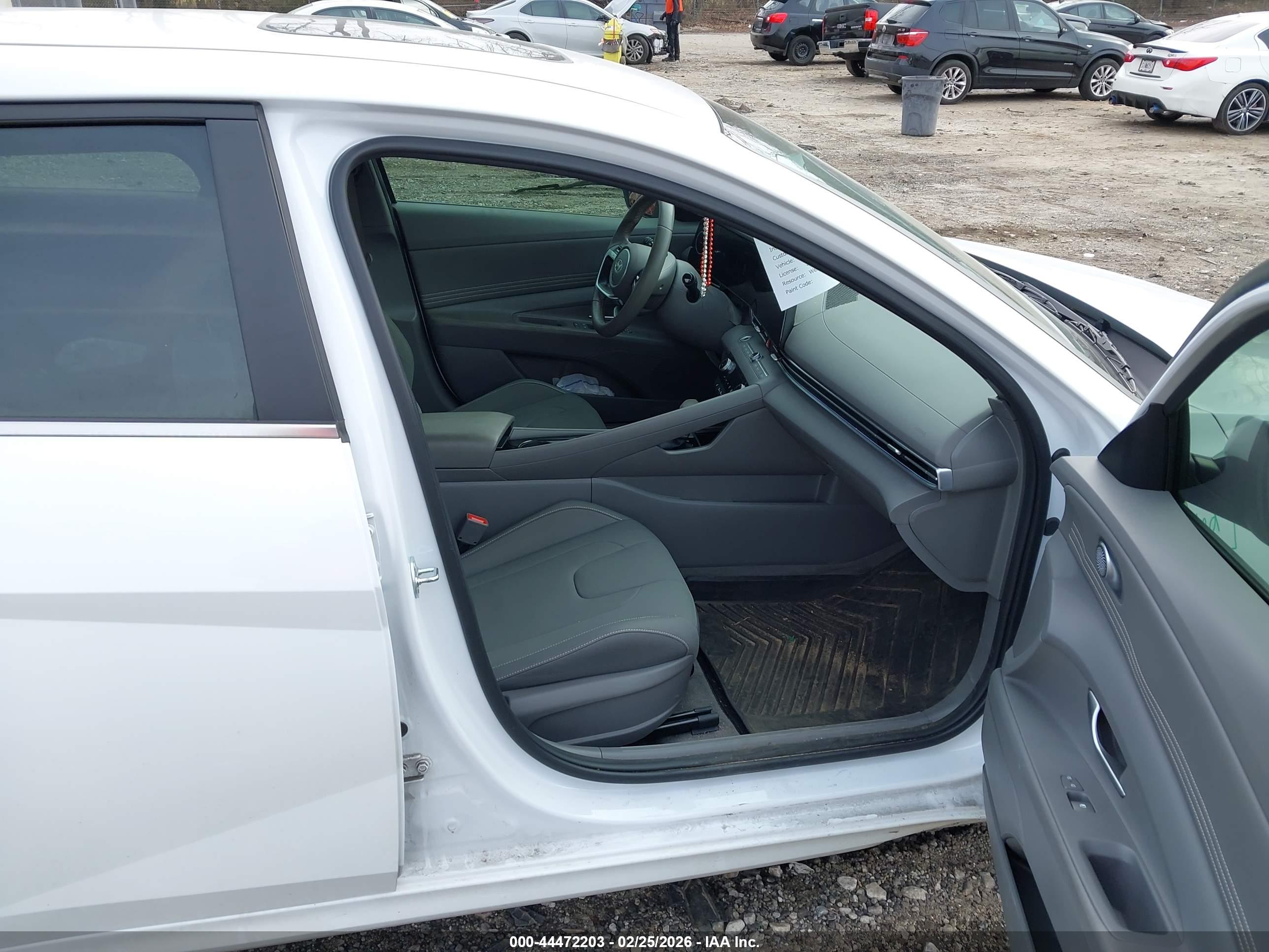 HYUNDAI ELANTRA image 5