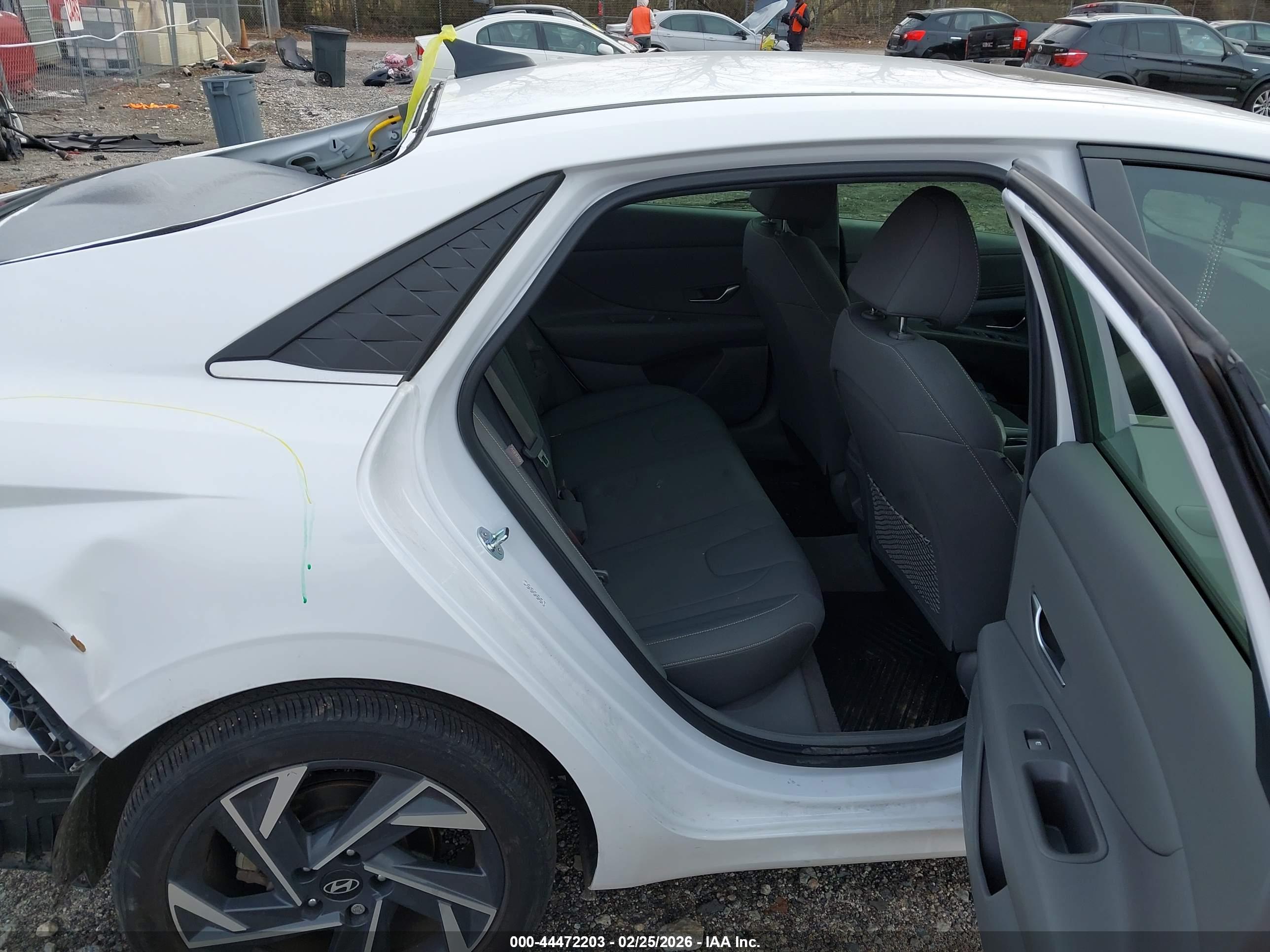 HYUNDAI ELANTRA image 8