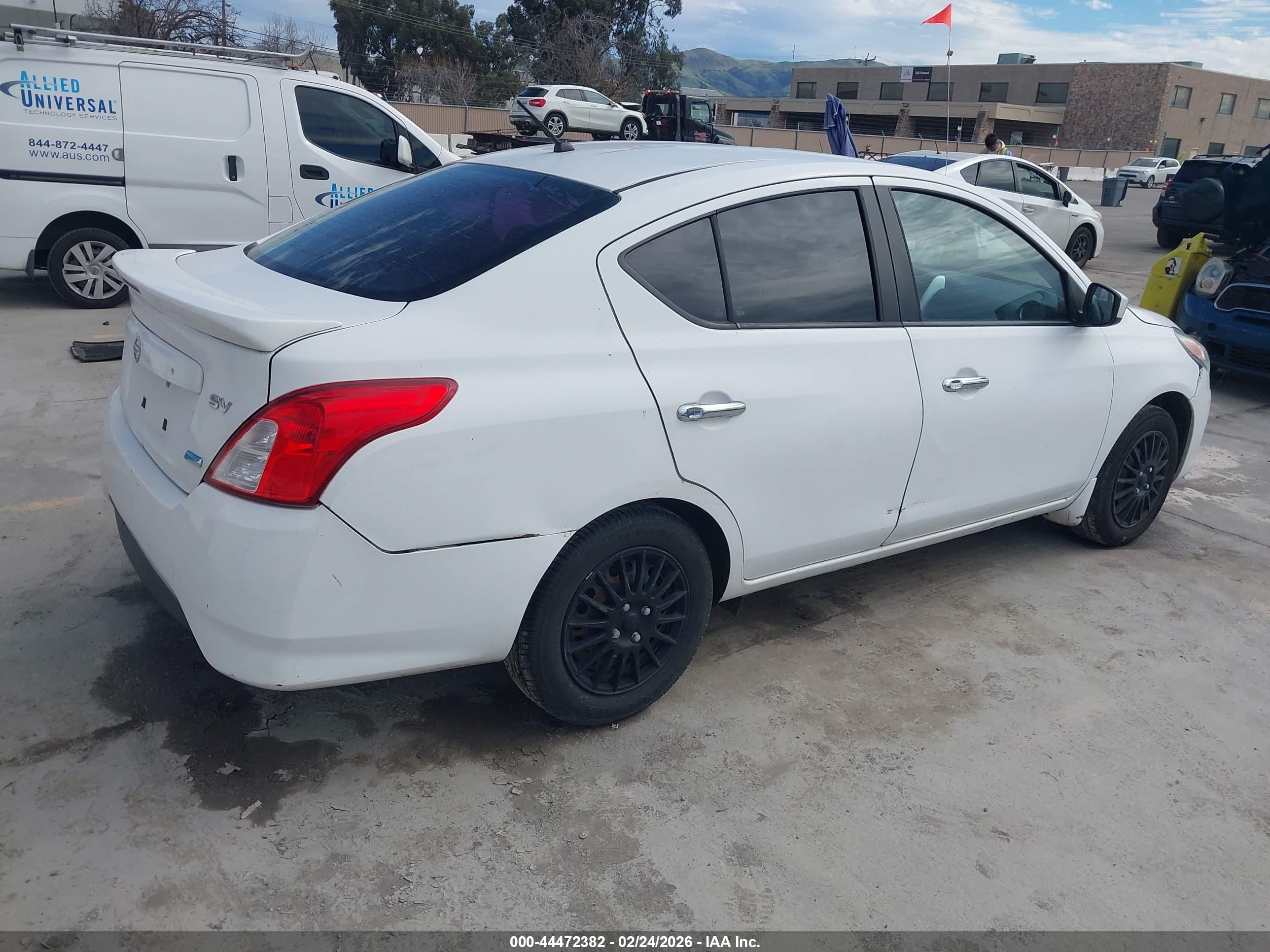 NISSAN VERSA image 4