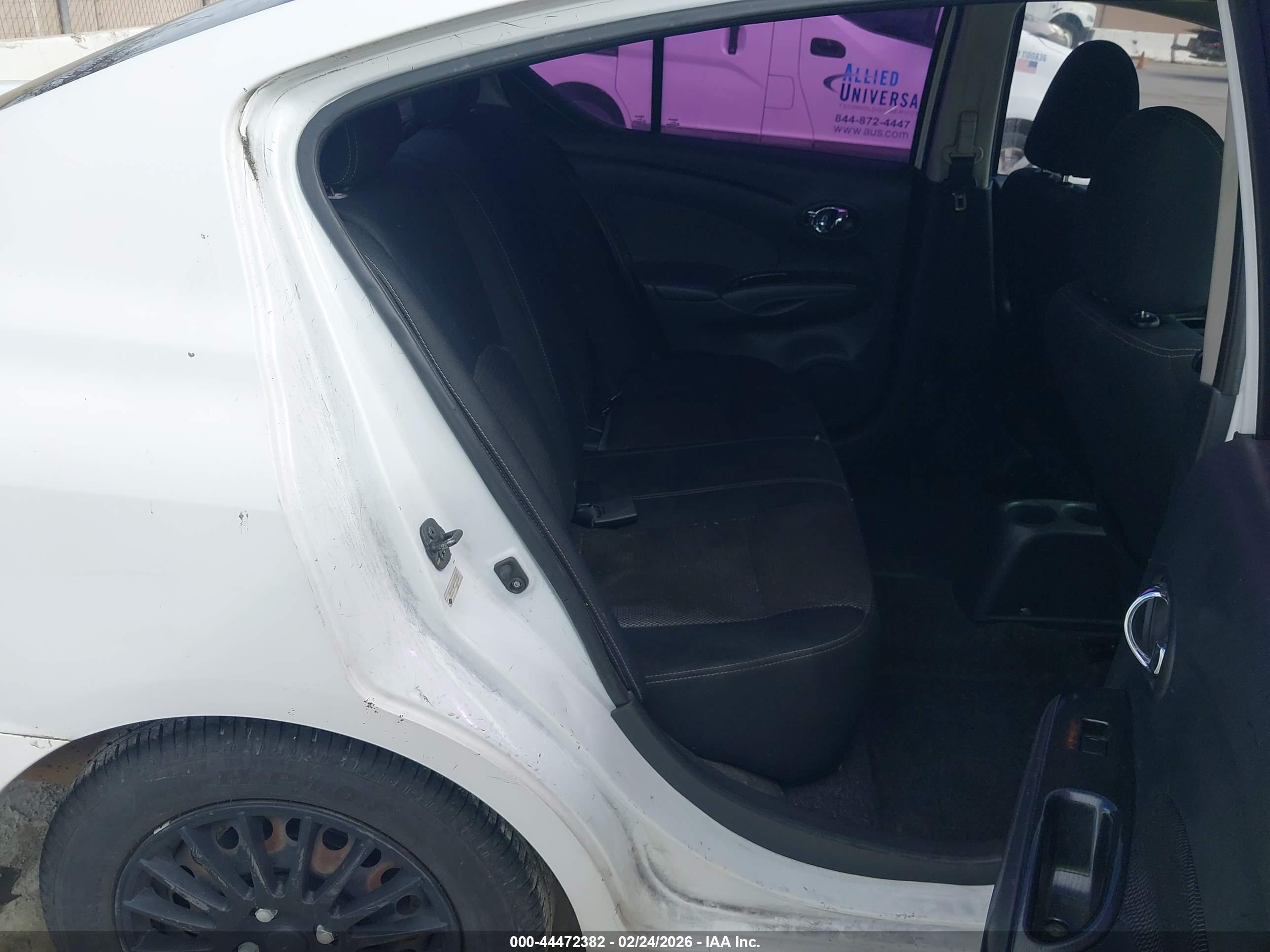 NISSAN VERSA image 8