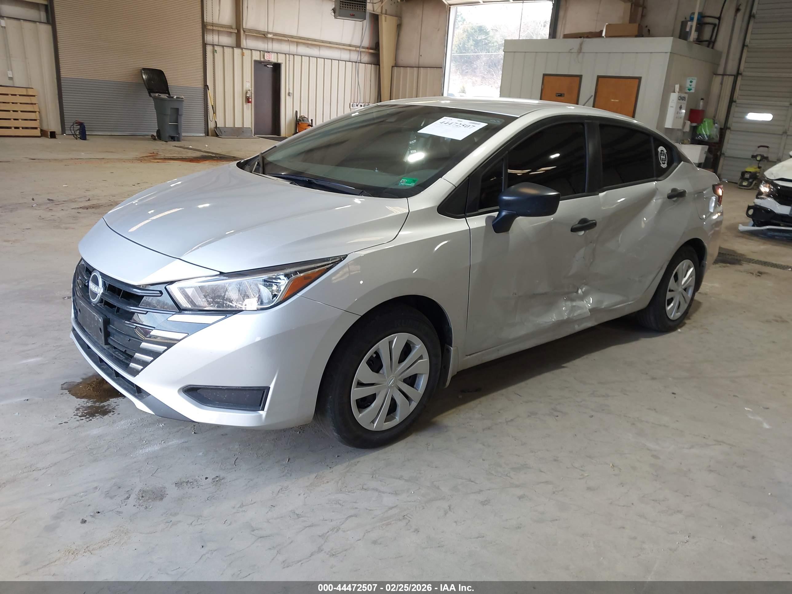 NISSAN VERSA image 2