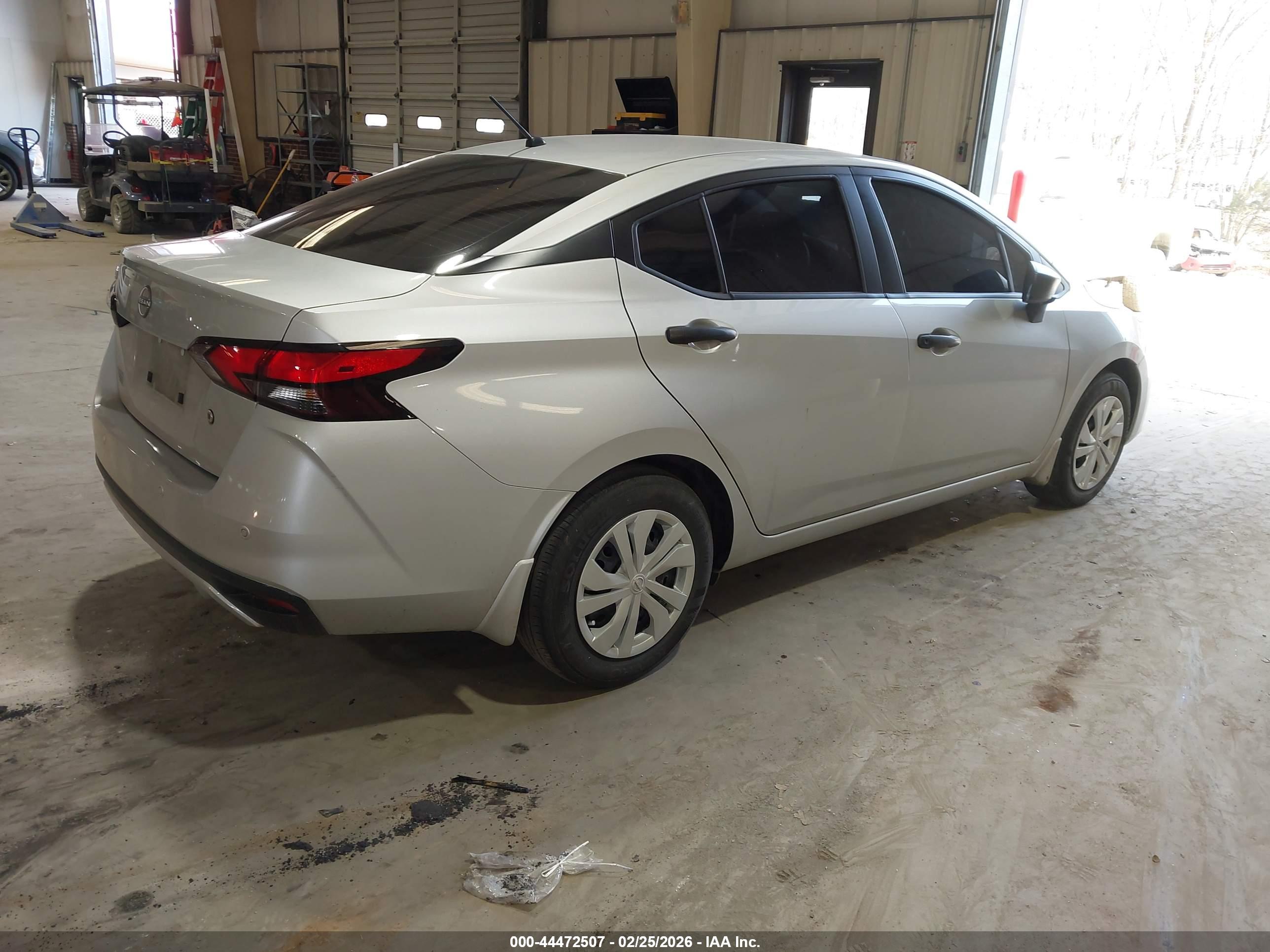 NISSAN VERSA image 4