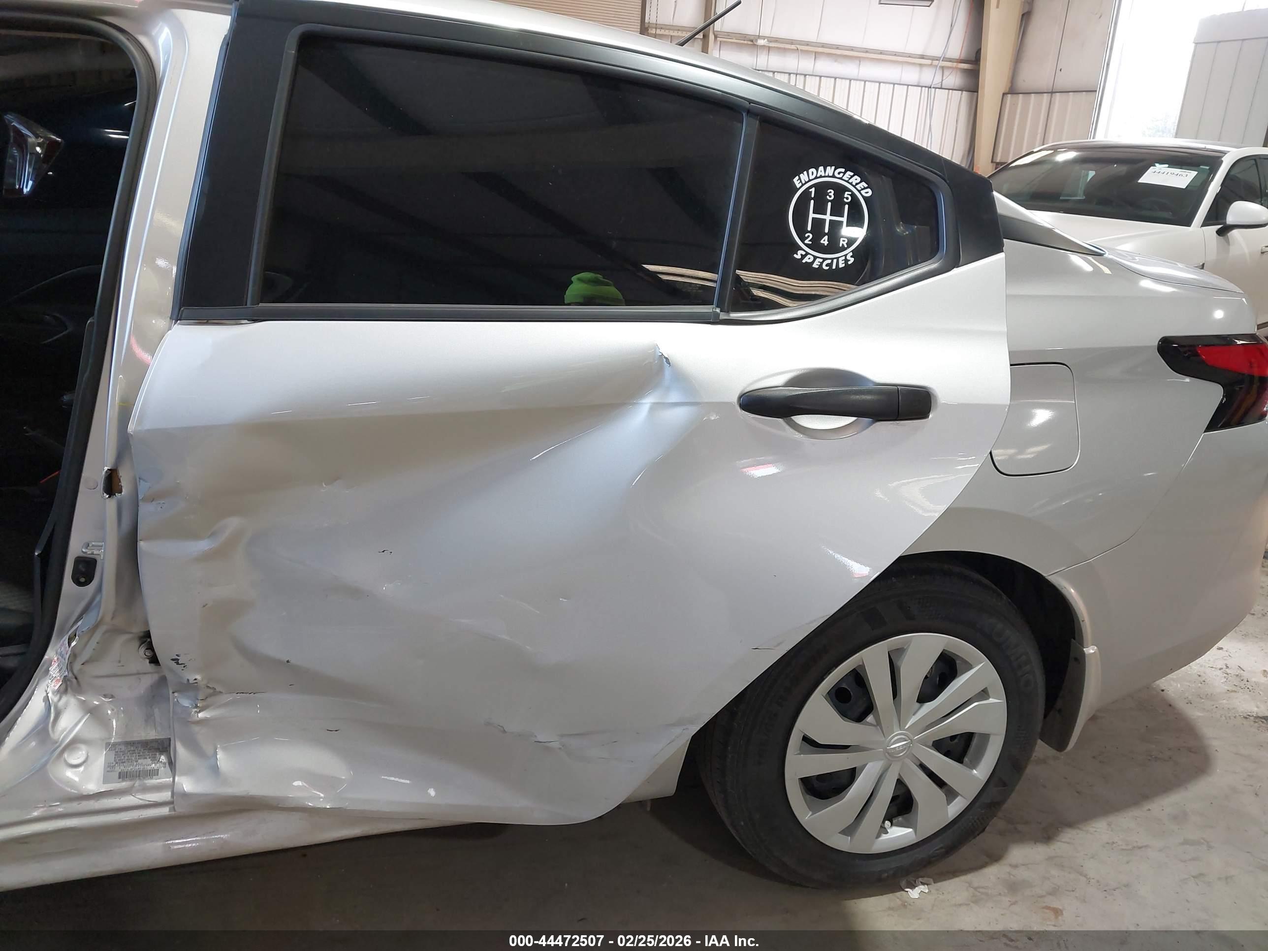 NISSAN VERSA image 6