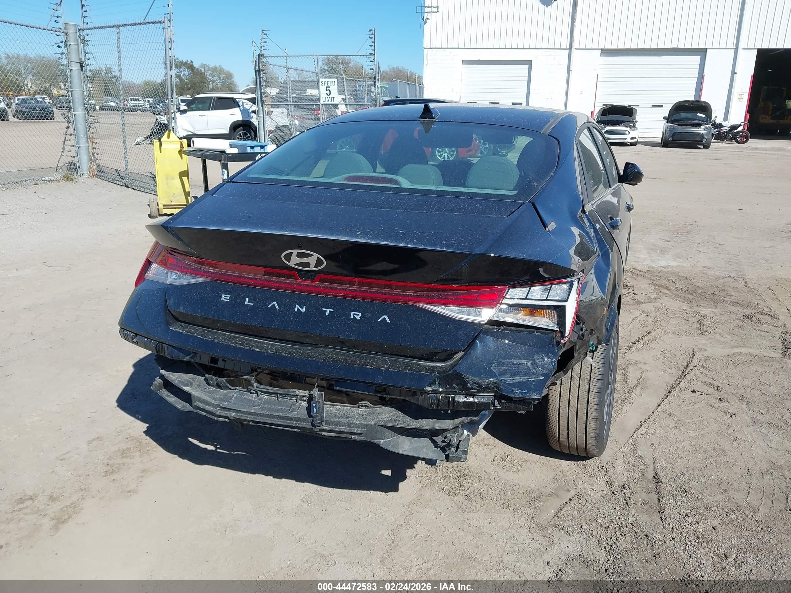 HYUNDAI ELANTRA image 6