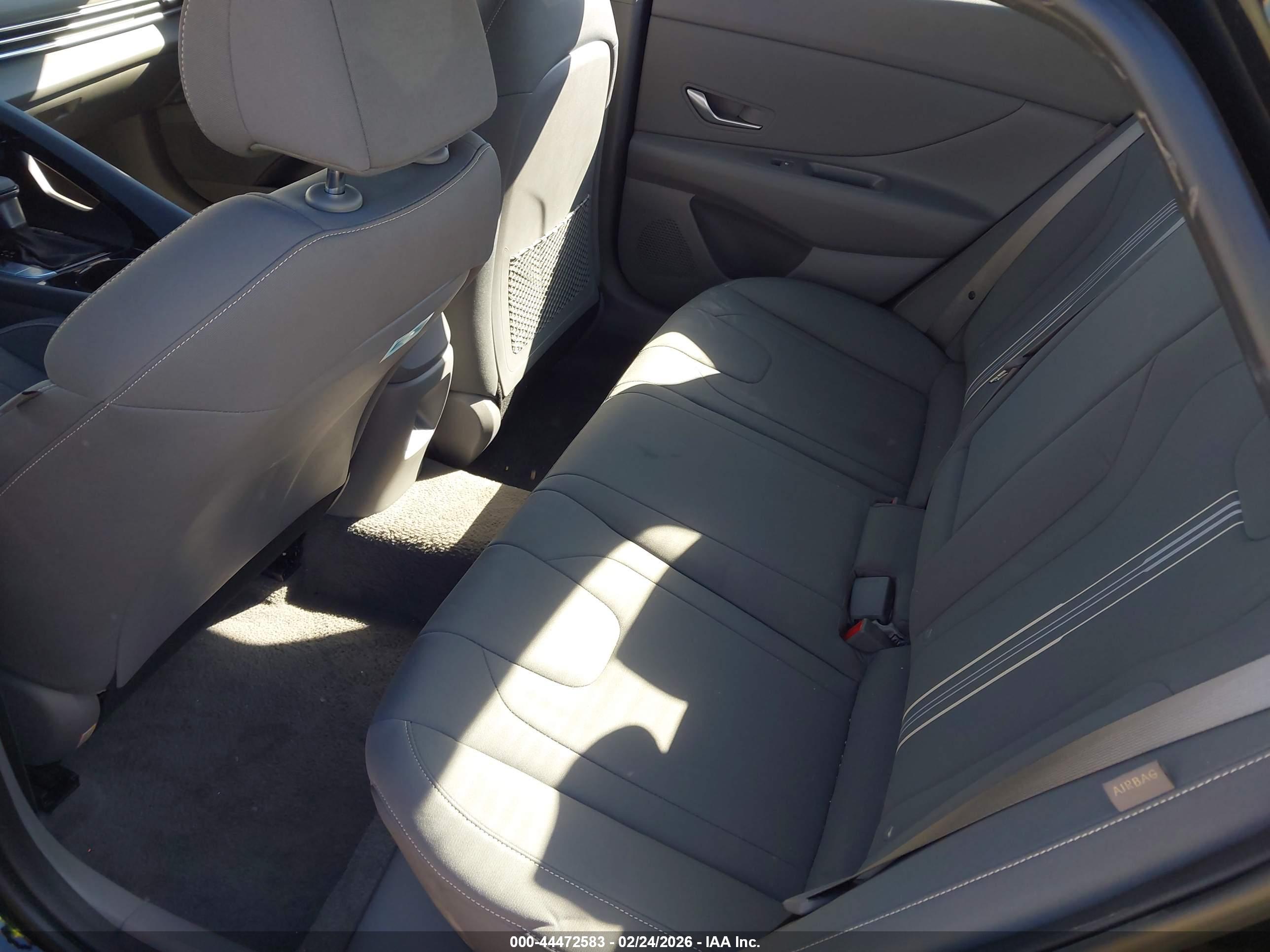HYUNDAI ELANTRA image 8